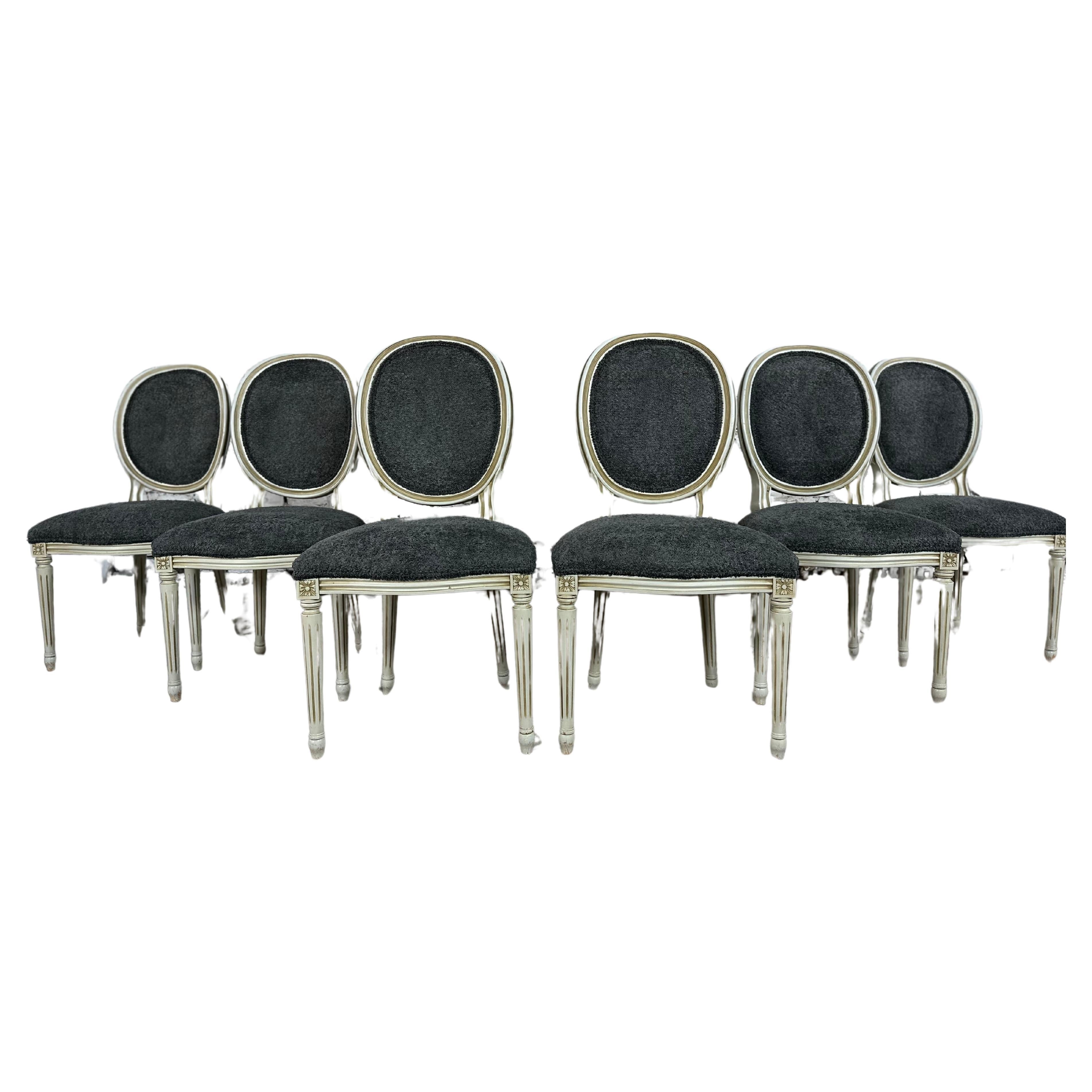 Französische Louis-XVI-Esszimmerstühle mit Medaillon-Rückenlehne, neu gepolstert, 6er-Set im Angebot