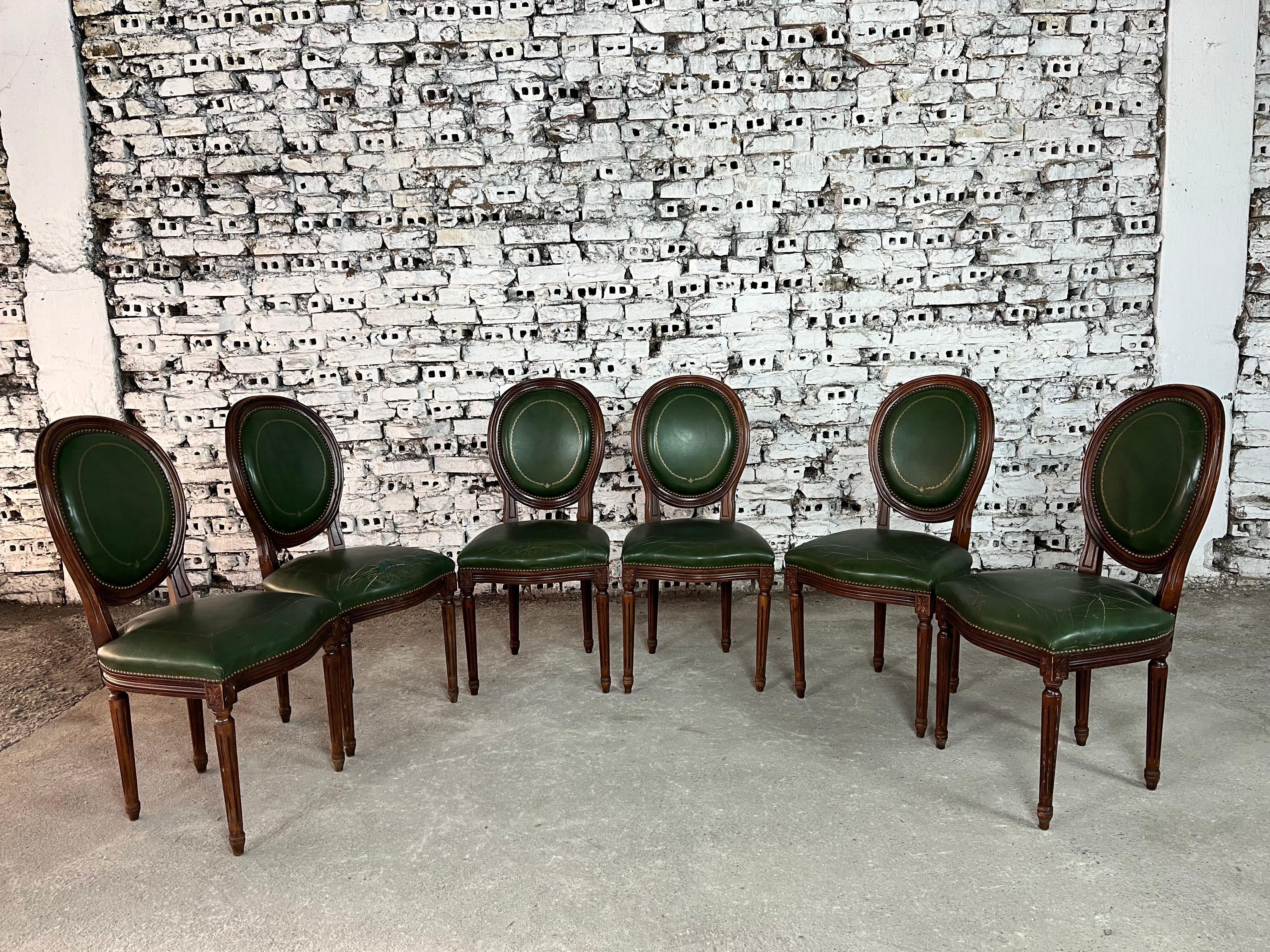 Dimensions: H 38” x W 18.5” x D 16.9” x SH 18.5”

Vintage set of 6 French Louis XVI style Medallion back dining chairs. Upholstered in original green leather with gold accent. Amazing design and quality craftsmanship. A wonderful addition to your