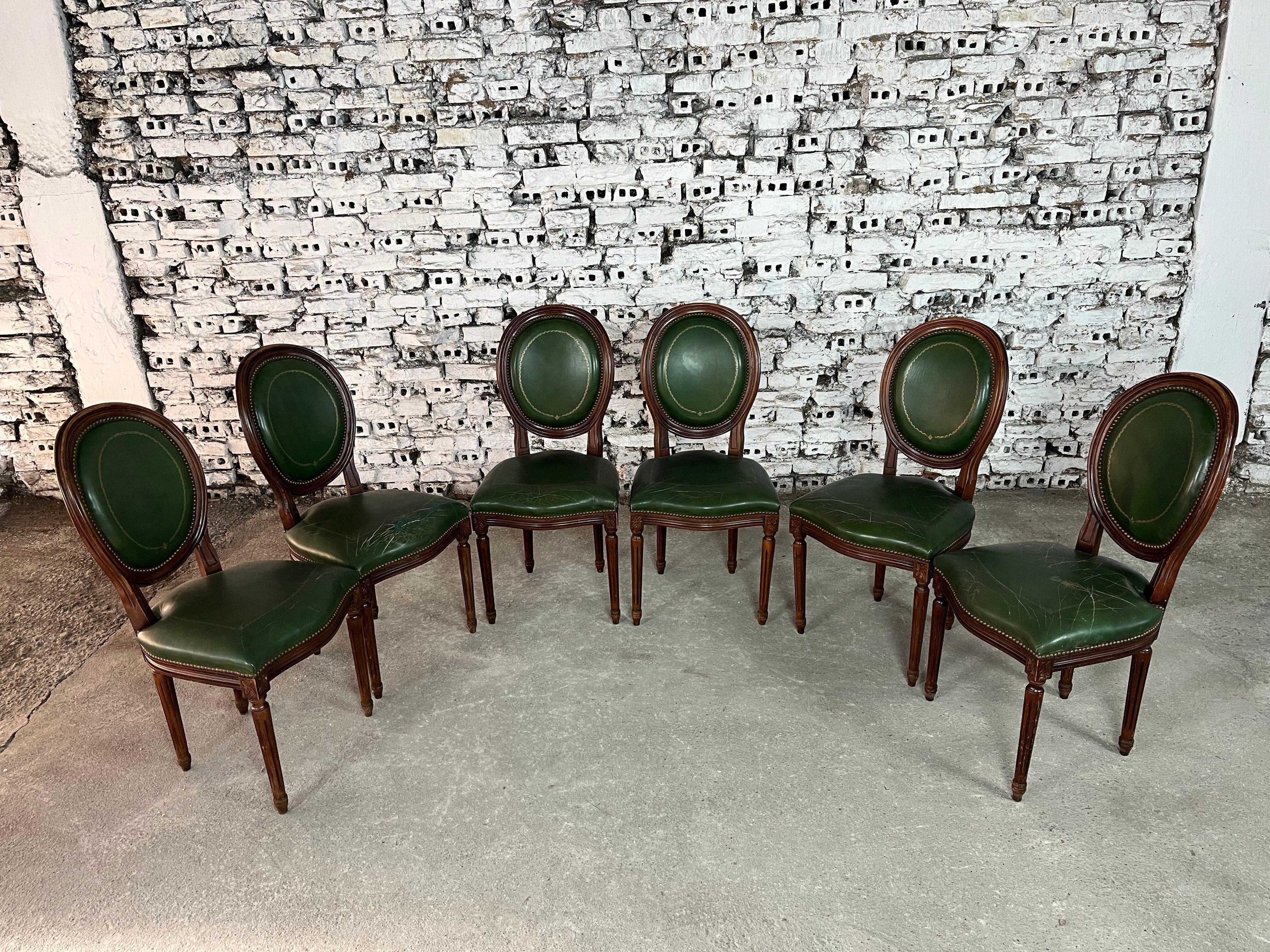 French Louis XVI Medallion Back Dining Chairs – Set of 6 (Louis XVI.) im Angebot