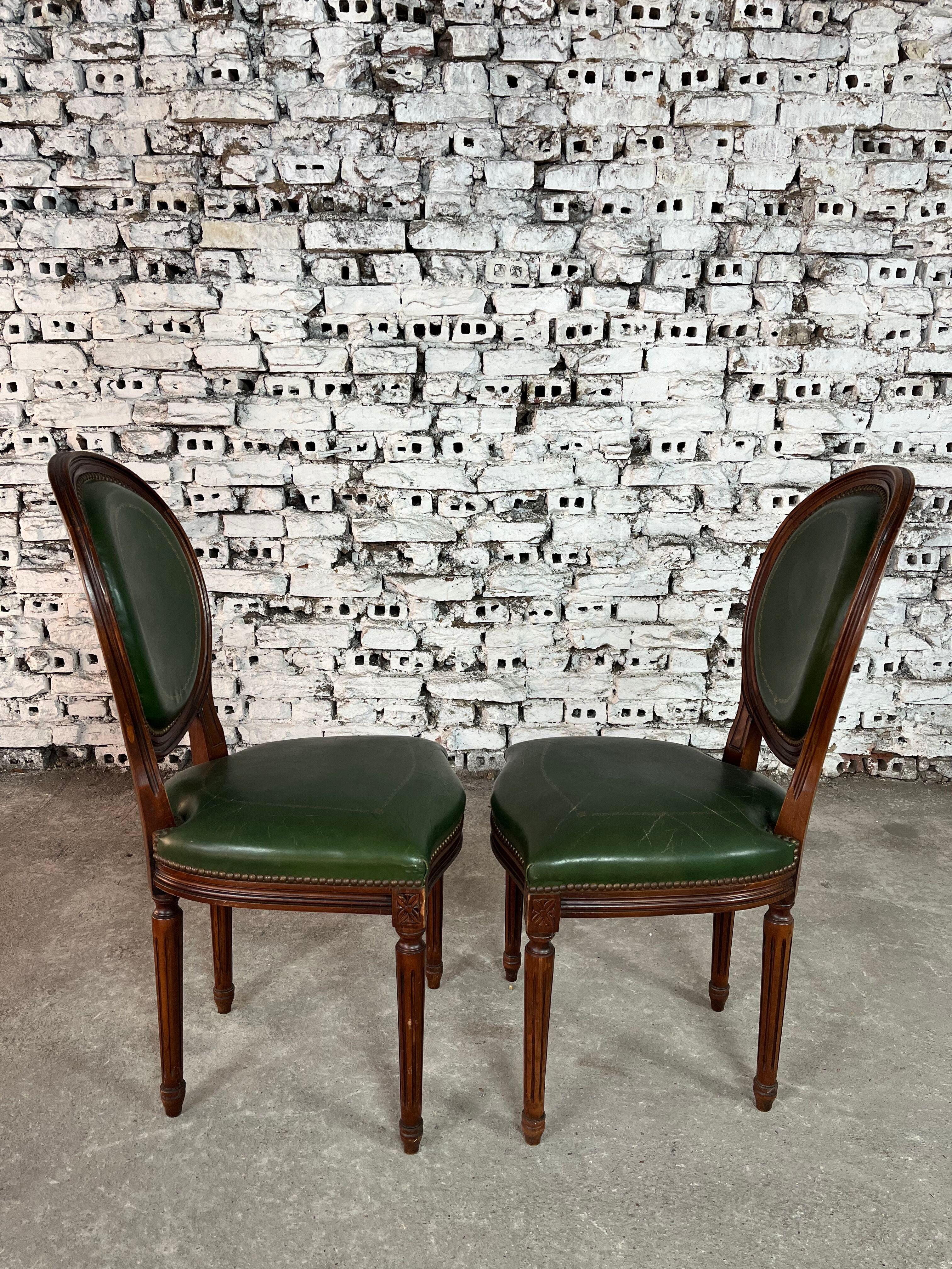 French Louis XVI Medallion Back Dining Chairs – Set of 6 (Französisch) im Angebot
