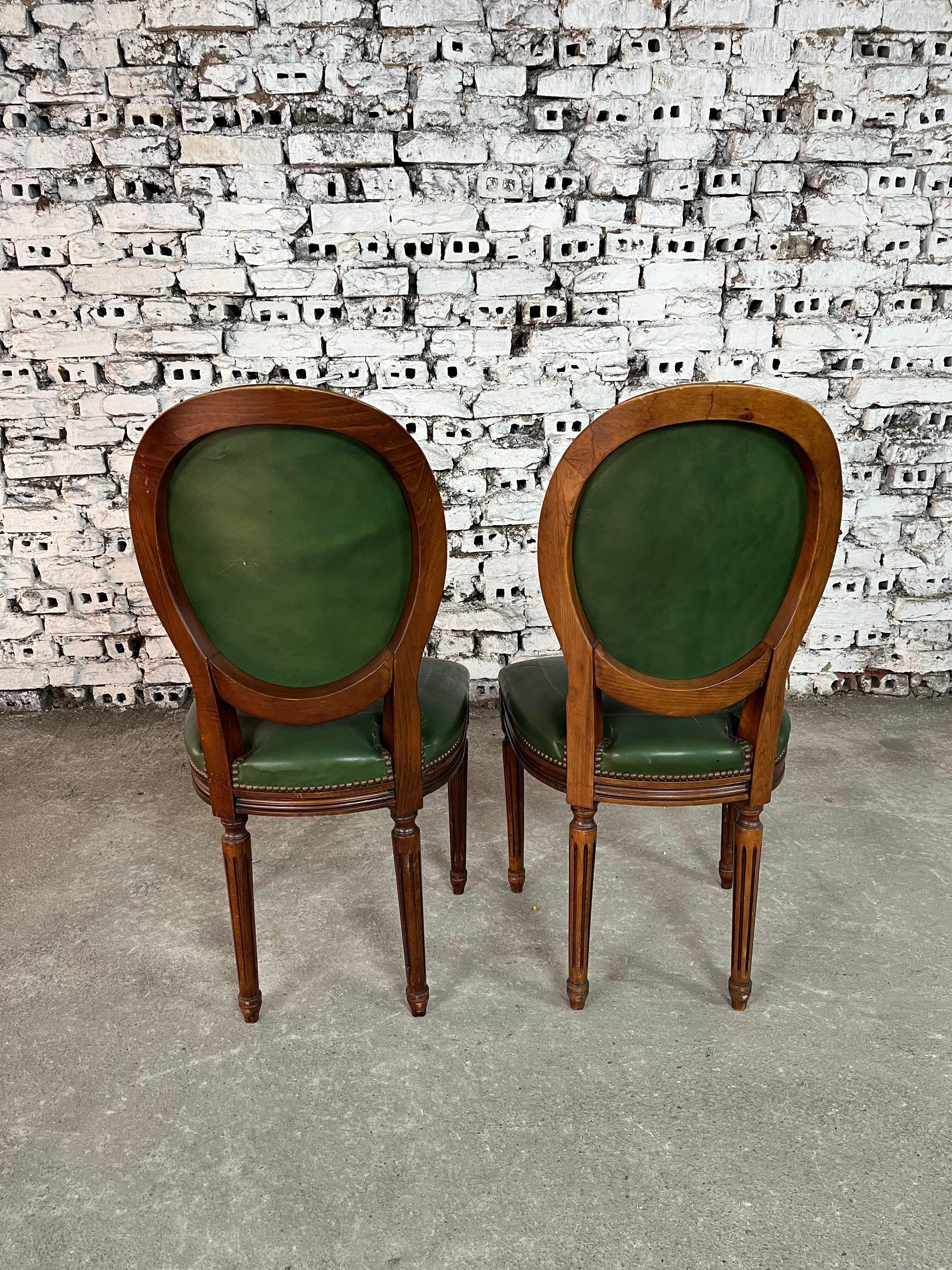 French Louis XVI Medallion Back Dining Chairs – Set of 6 im Zustand „Relativ gut“ im Angebot in Bridgeport, CT