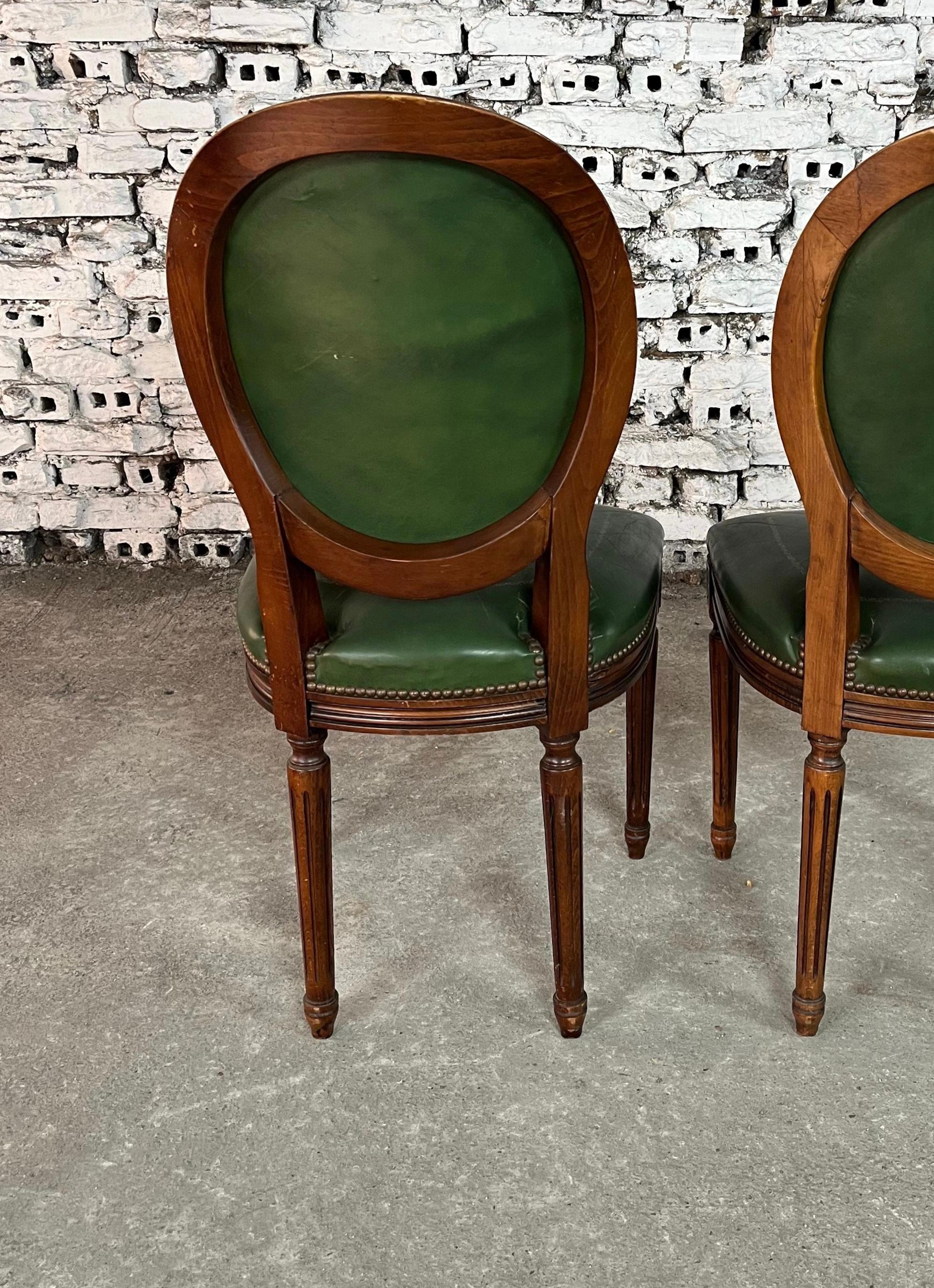 French Louis XVI Medallion Back Dining Chairs – Set of 6 (Leder) im Angebot