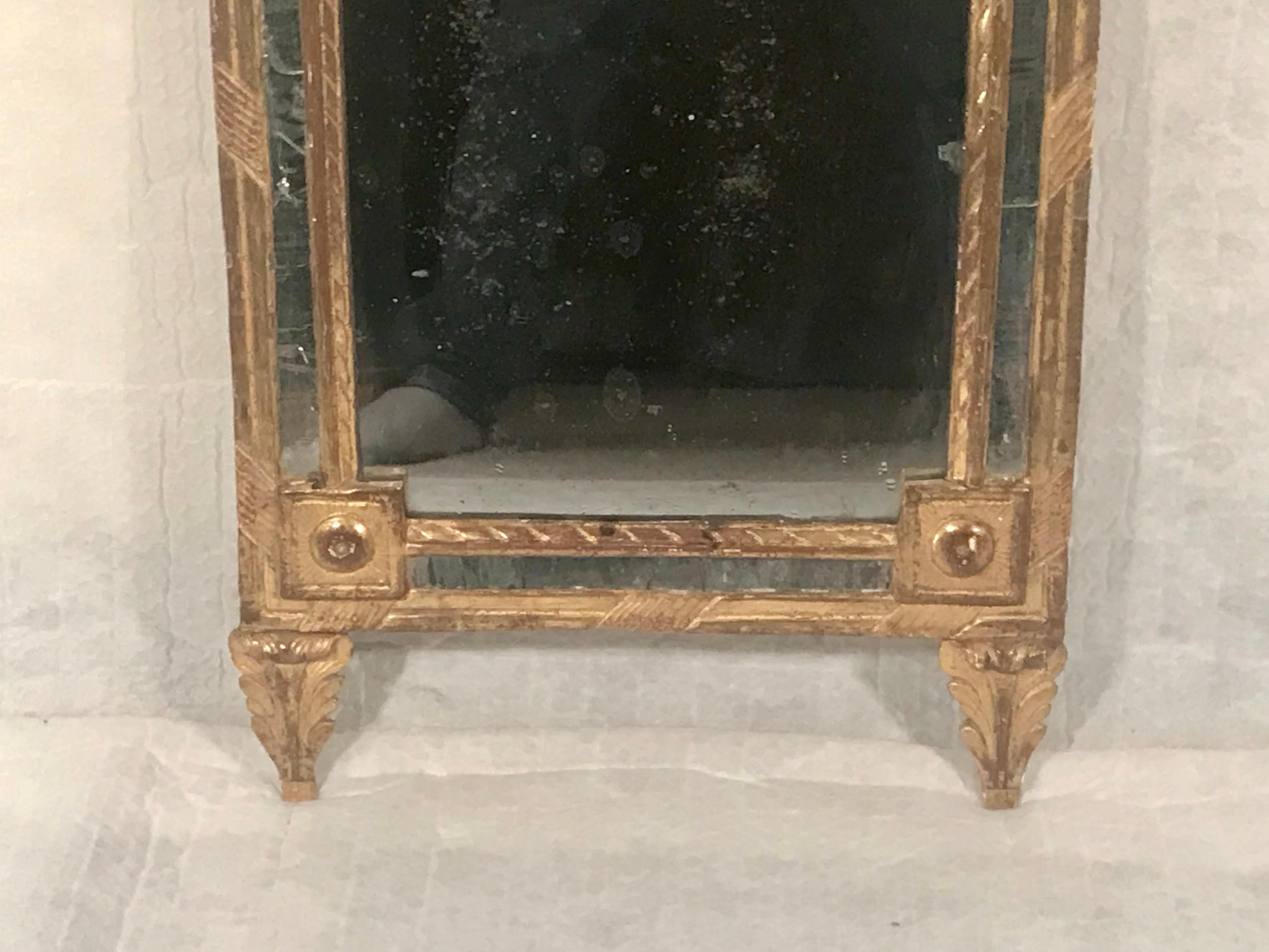 Entrez dans le monde opulent de la France du XVIIIe siècle avec ce miroir Louis XVI. Fabriqué dans les années 1780, ce miroir illustre le summum de l'artisanat et du design français.

Sculpté à la main dans du bois doré, chaque détail de ce miroir
