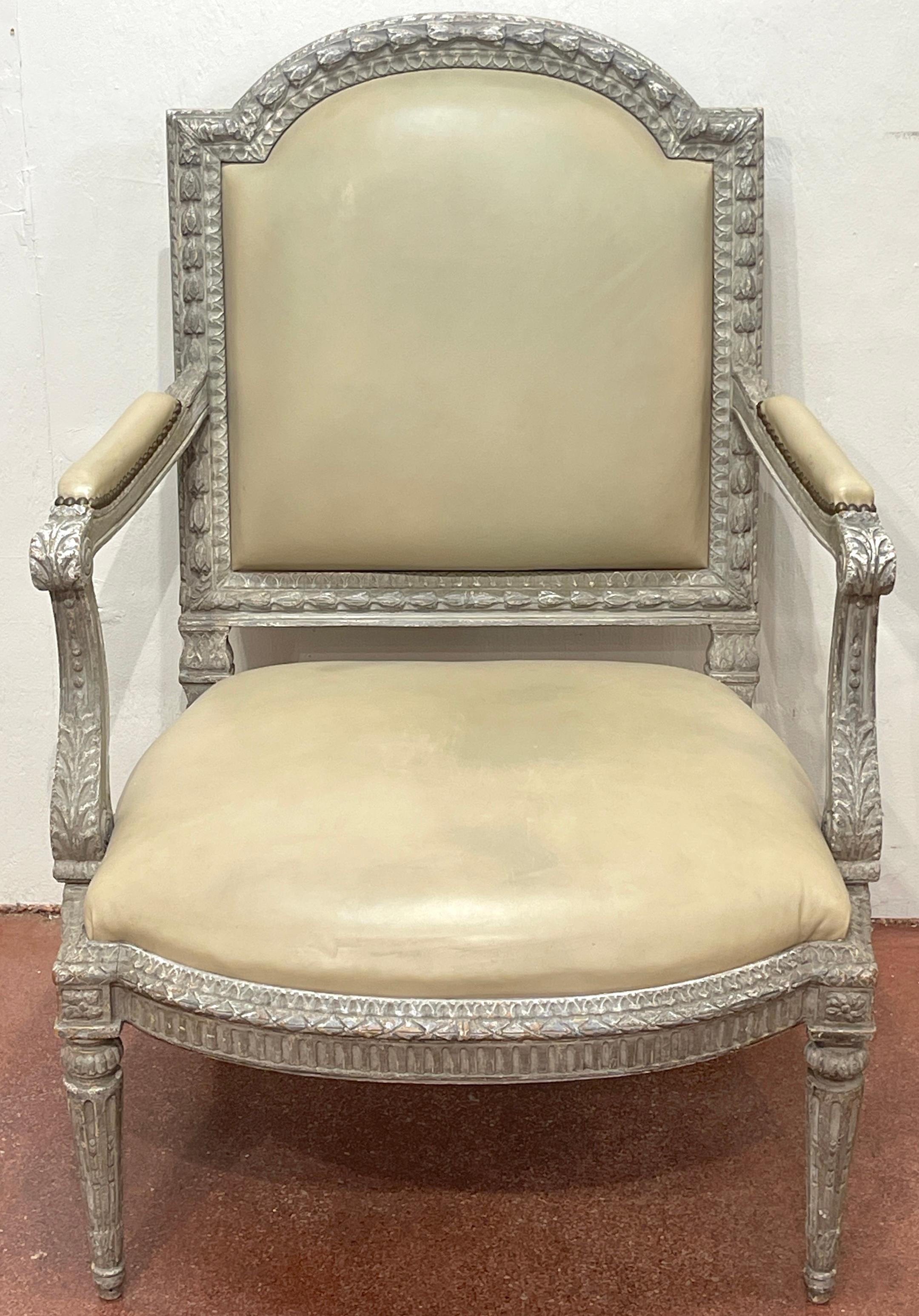 Sillón/Bergere francés Luis XVI de cuero plateado y estilo neoclásico 
Francia, siglo XX

Fino sillón francés de estilo neoclásico Luis XVI, también conocido como bergère, del siglo XX. Esta elegante silla mide 40,5 pulgadas de alto y tiene un