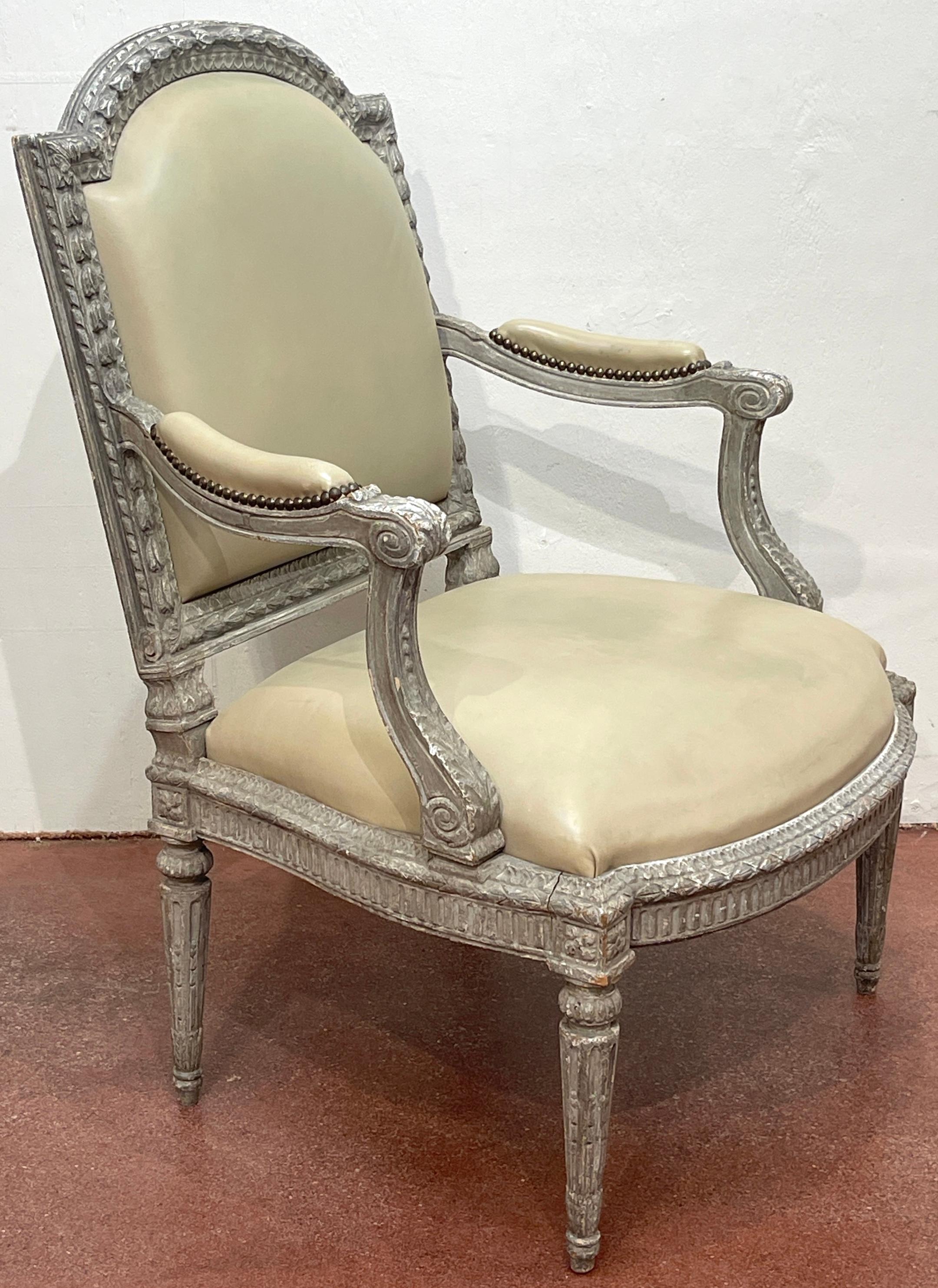 Luis XVI francés  Estilo Neoclásico Plateado  Piel  Sillón / Bergere siglo XX en venta