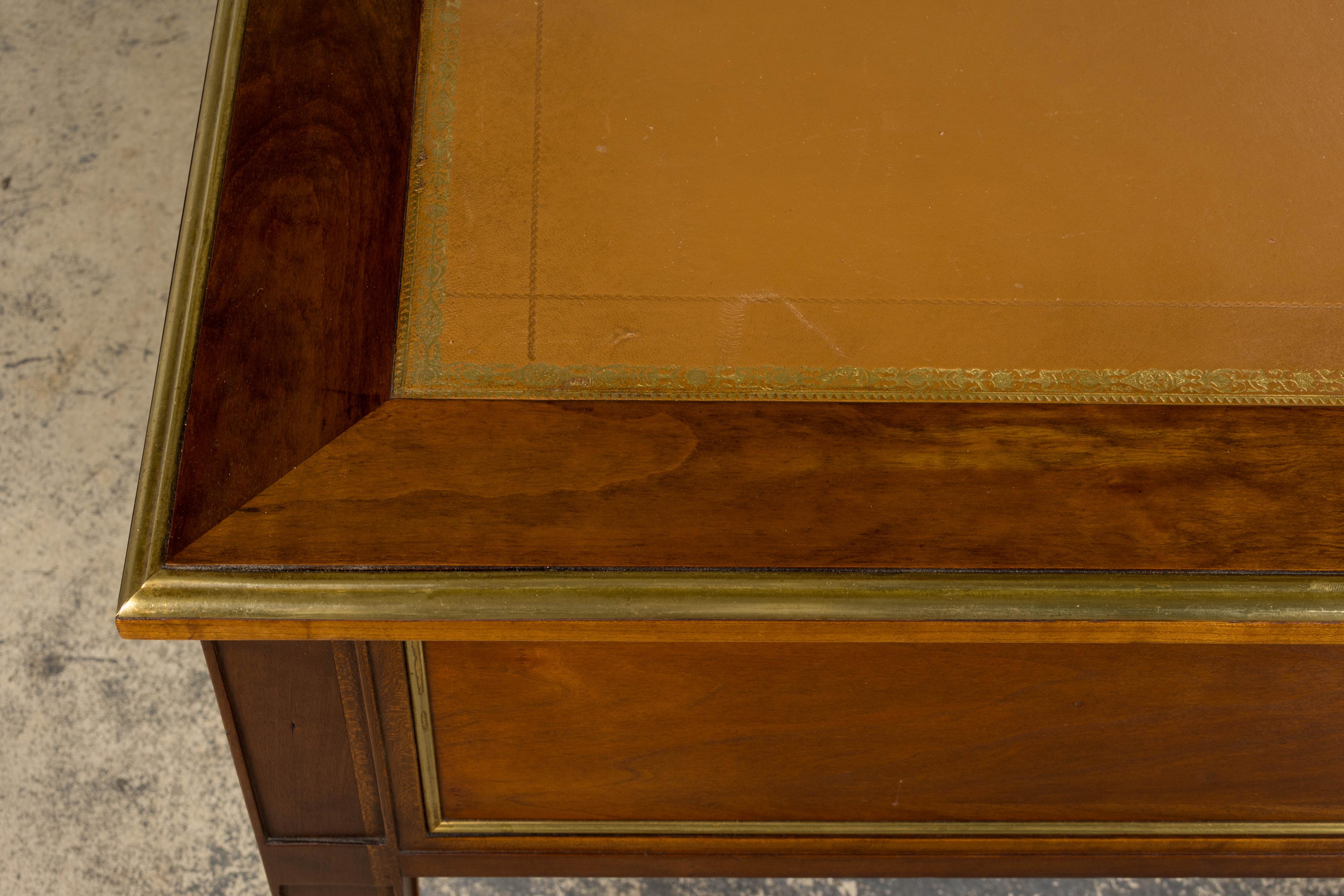 Scrivania francese in stile neoclassico Luigi XVI in mogano con piano in pelle marrone in vendita 6