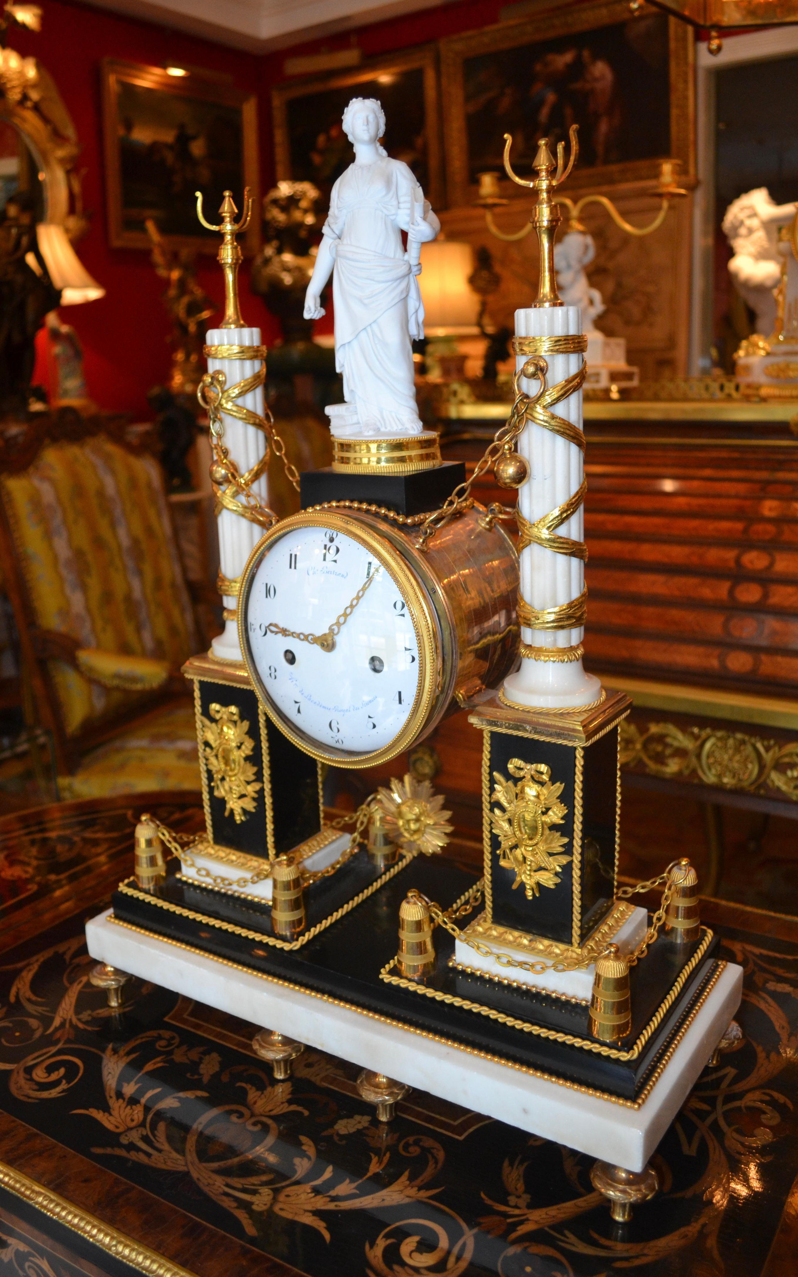 Orologio monumentale francese Luigi XVI in marmo e ormù in vendita 4