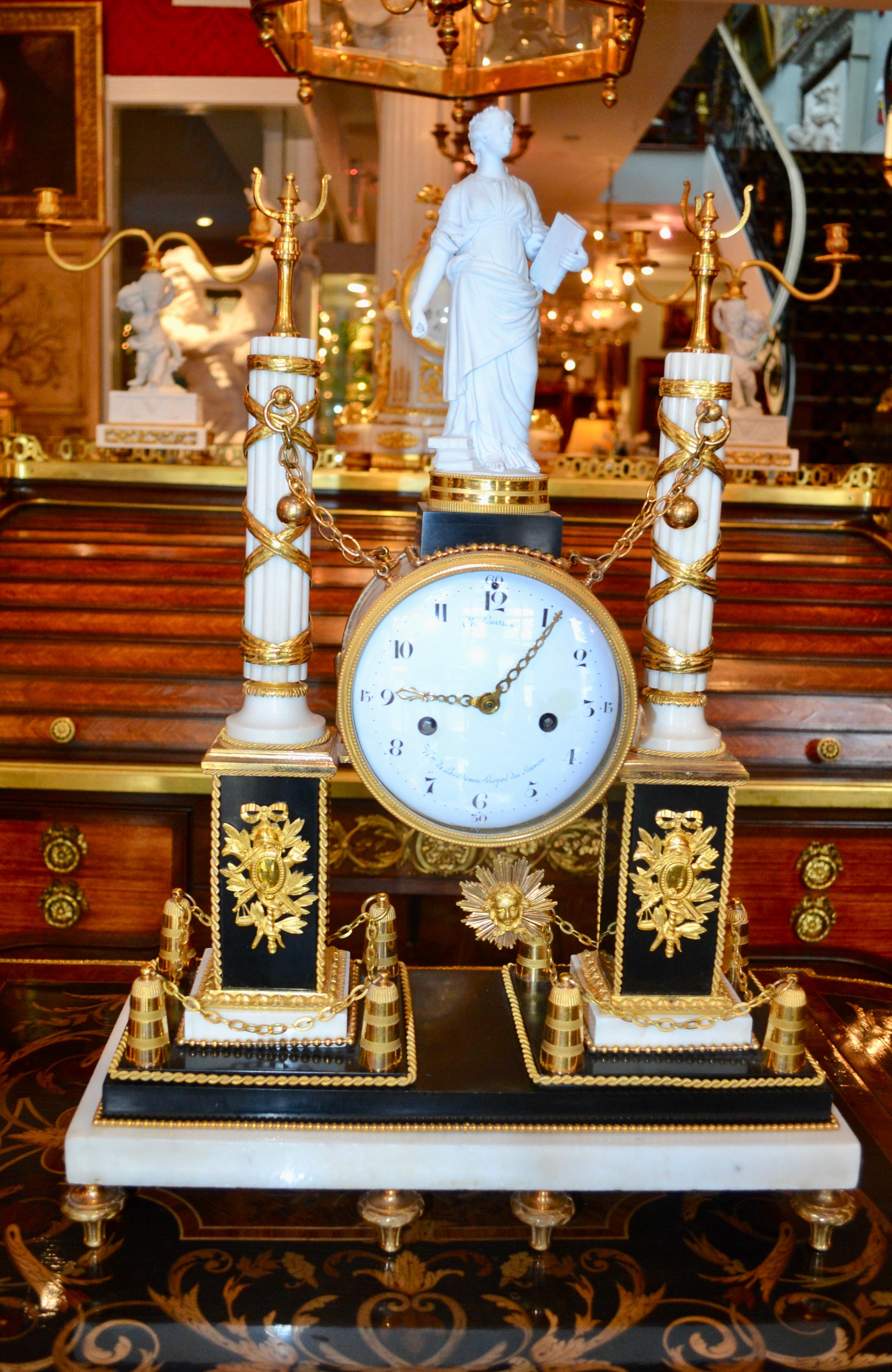 Horloge monumentale française Louis XVI en bronze doré et marbre en vente 5