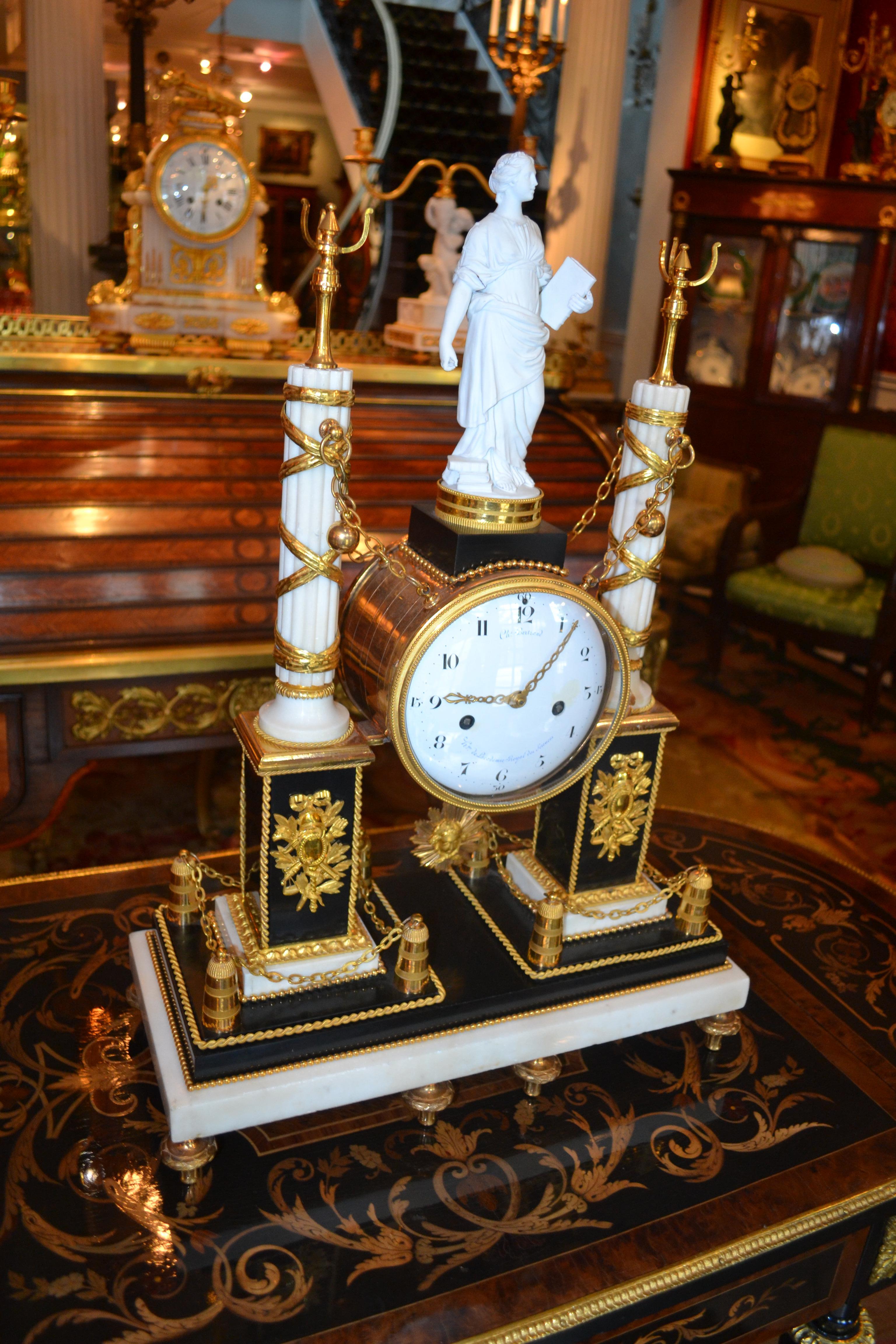 Horloge monumentale française Louis XVI en bronze doré et marbre en vente 2