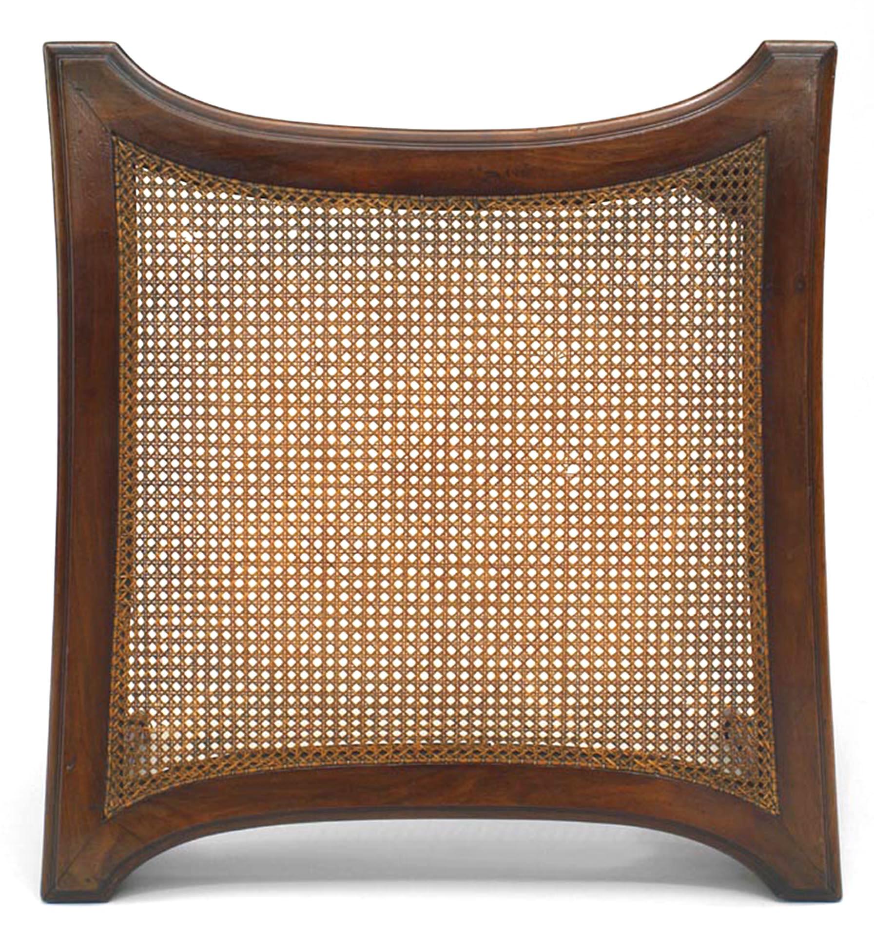 Pouf francese in stile Louis Cane (fine del XIX secolo) in mogano con ormolatura. (Articoli simili: 050651, 050651A).
