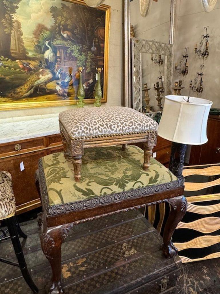 Pouf francese Luigi XVI dei primi del Novecento in legno intagliato e dorato con tappezzeria in Scalamandre. Circa 1910. Un tocco classico e senza tempo per un interno raffinato. 14L x 10D x 10H