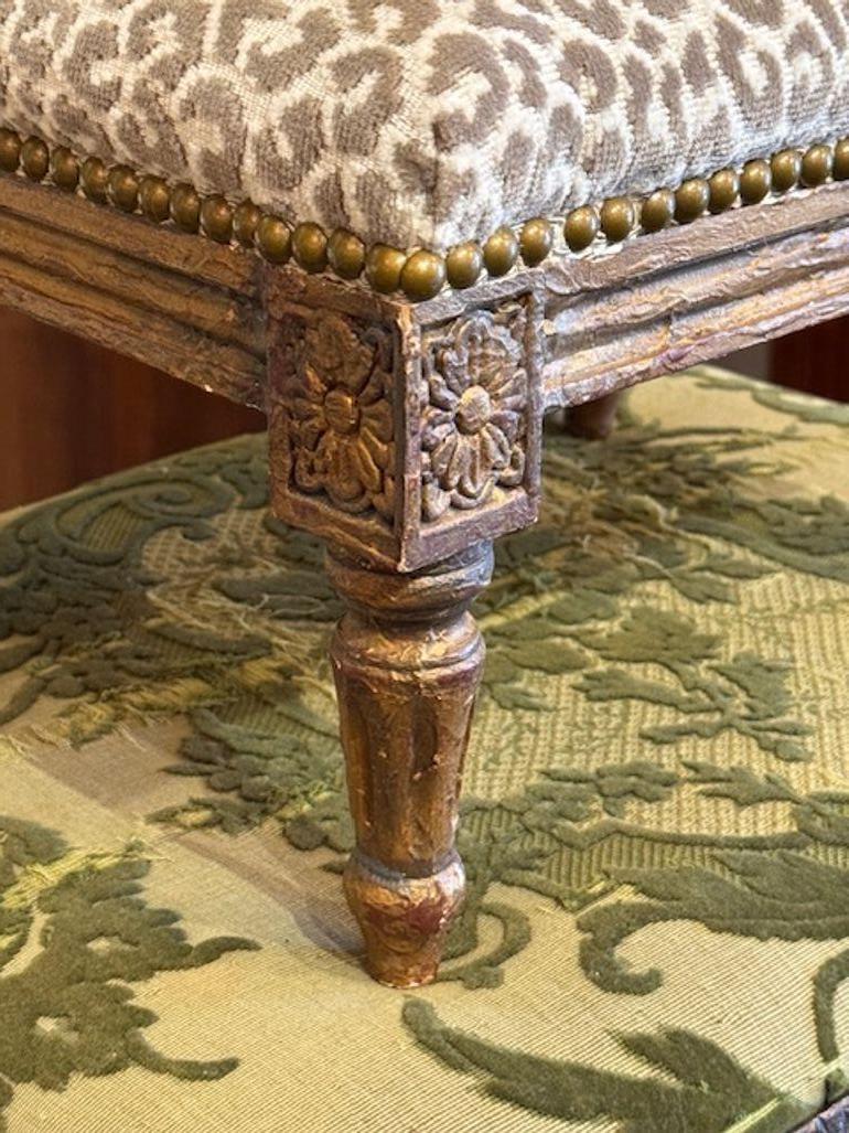 Legno dorato Ottomana francese Luigi XVI in vendita