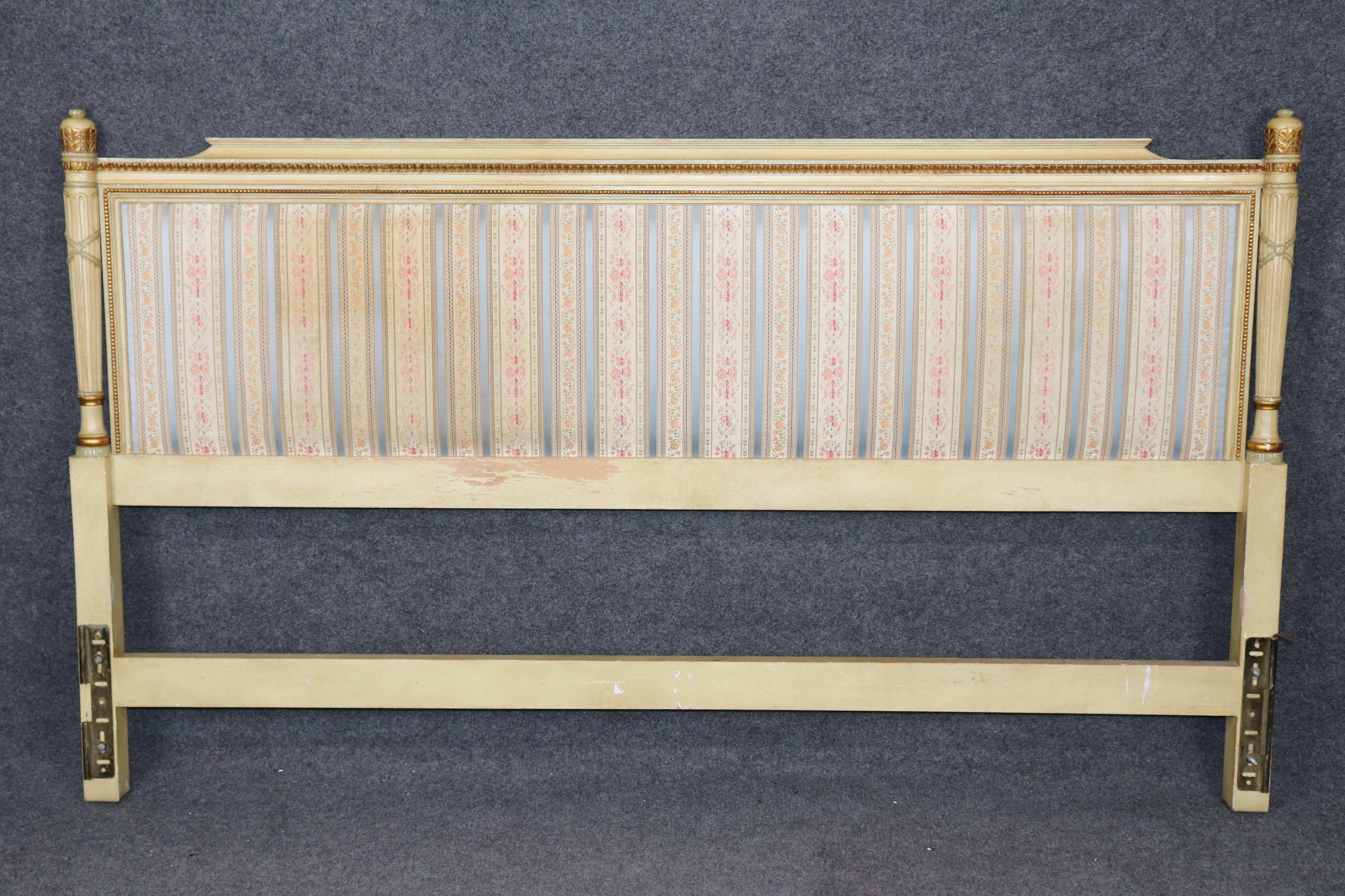 Dimensions - H : 46 1/4 in W : 79 po D : 2 1/2 po 

Infusez dans votre chambre l'élégance intemporelle du design néoclassique français avec cette exquise tête de lit king size de style Louis XVI, magnifiquement décorée à la peinture et ornée de