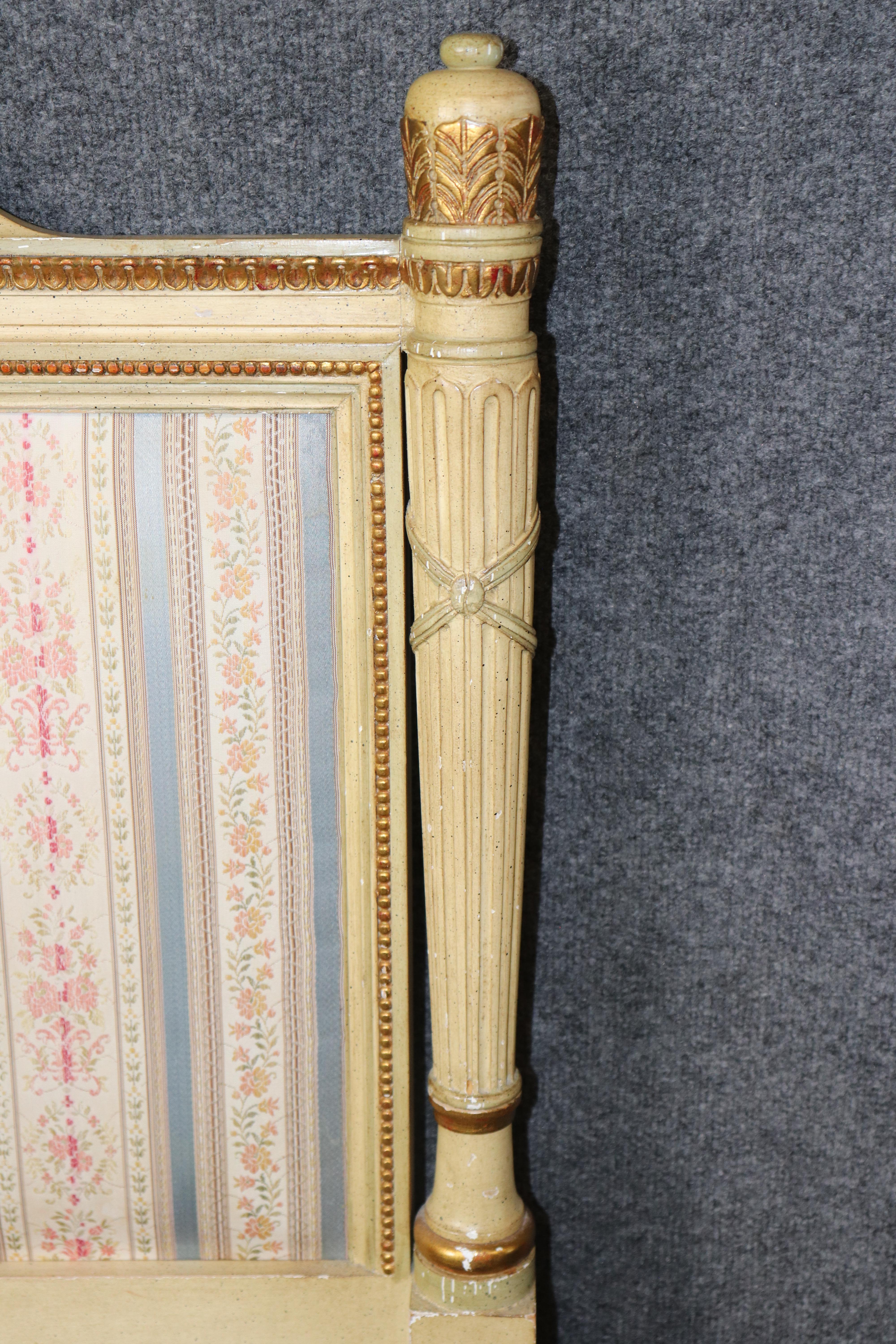 Sculpté à la main Tête de lit Louis XVI décorée à la peinture en vente