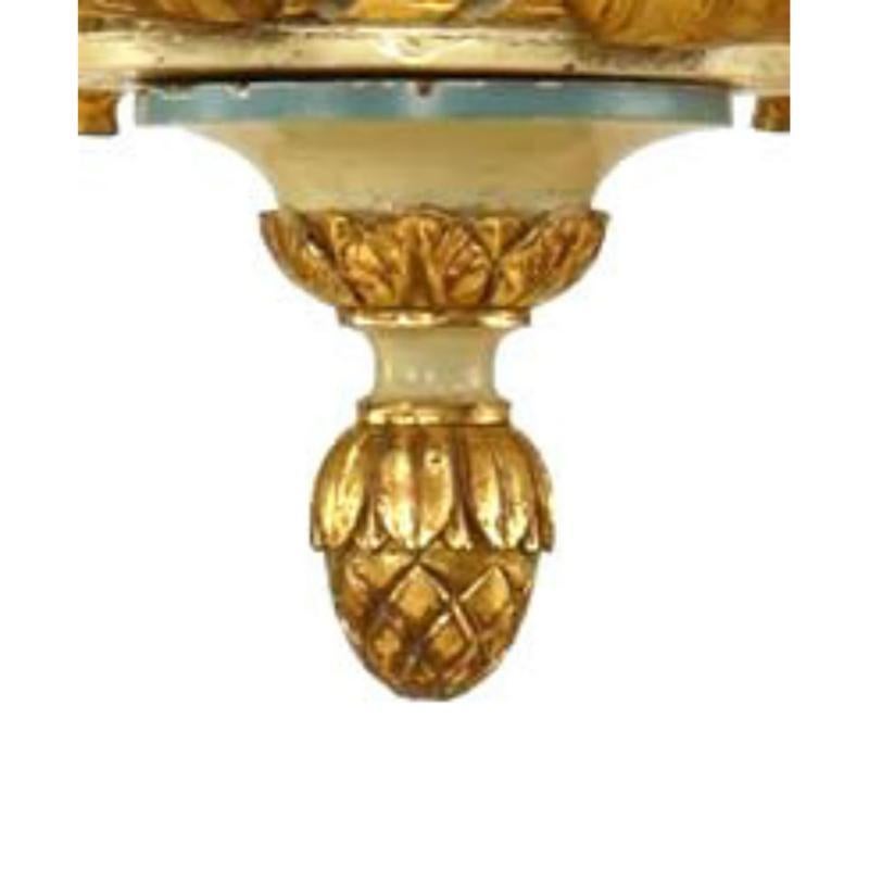 Stile Luigi XVI francese (XIX/XX secolo) intagliato e dipinto di grigio  lampadario con 6 scanalature  bracci e rifiniture dorate con una ghiera in basso.