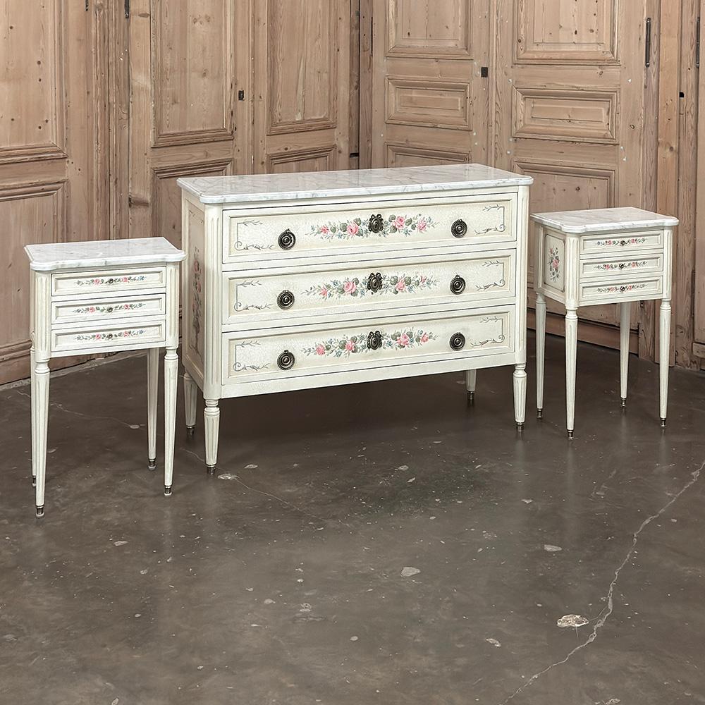 La Commode dipinta French Louis XVI con marmo di Carrara creerà un effetto visivo leggero e vibrante in qualsiasi stanza!  Dipinta in bianco antico, la finitura è stata sovraddipinta con eleganti spruzzi floreali nella parte anteriore e urne con un