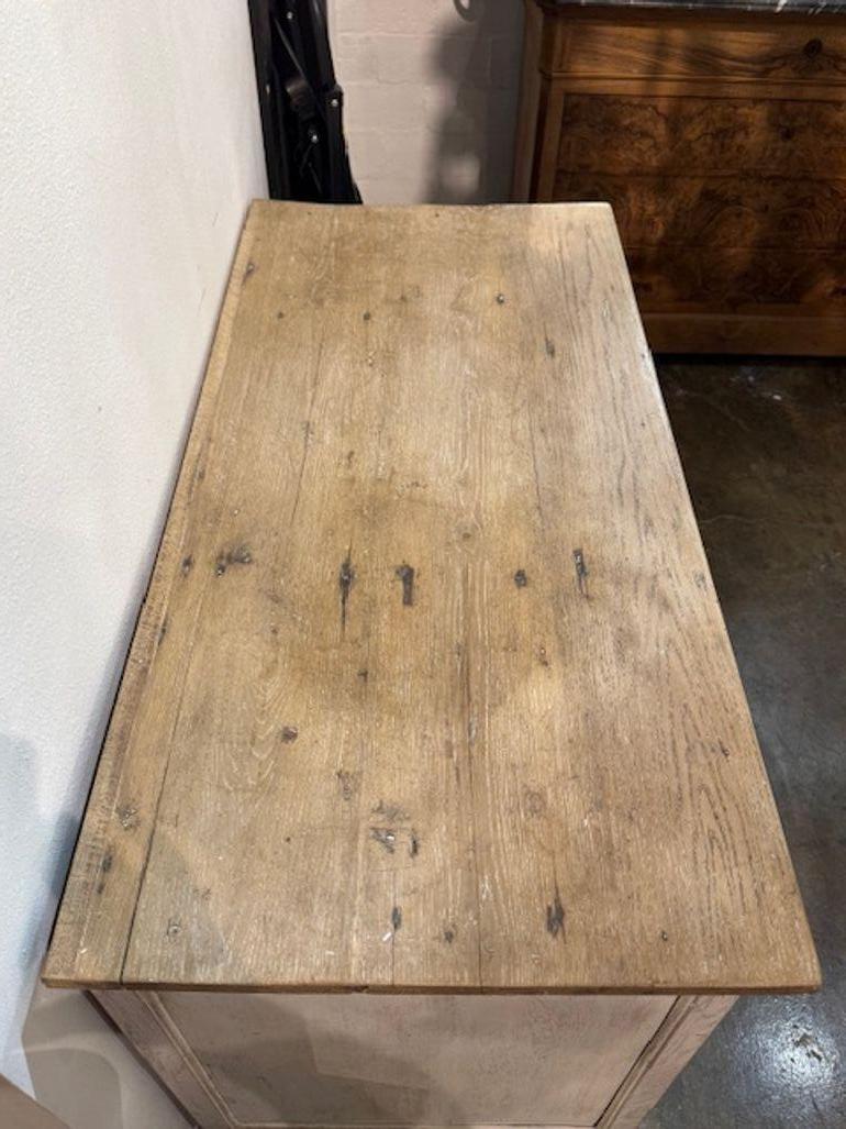 Cómoda francesa Luis XVI de roble pintado siglo XVIII y antes en venta