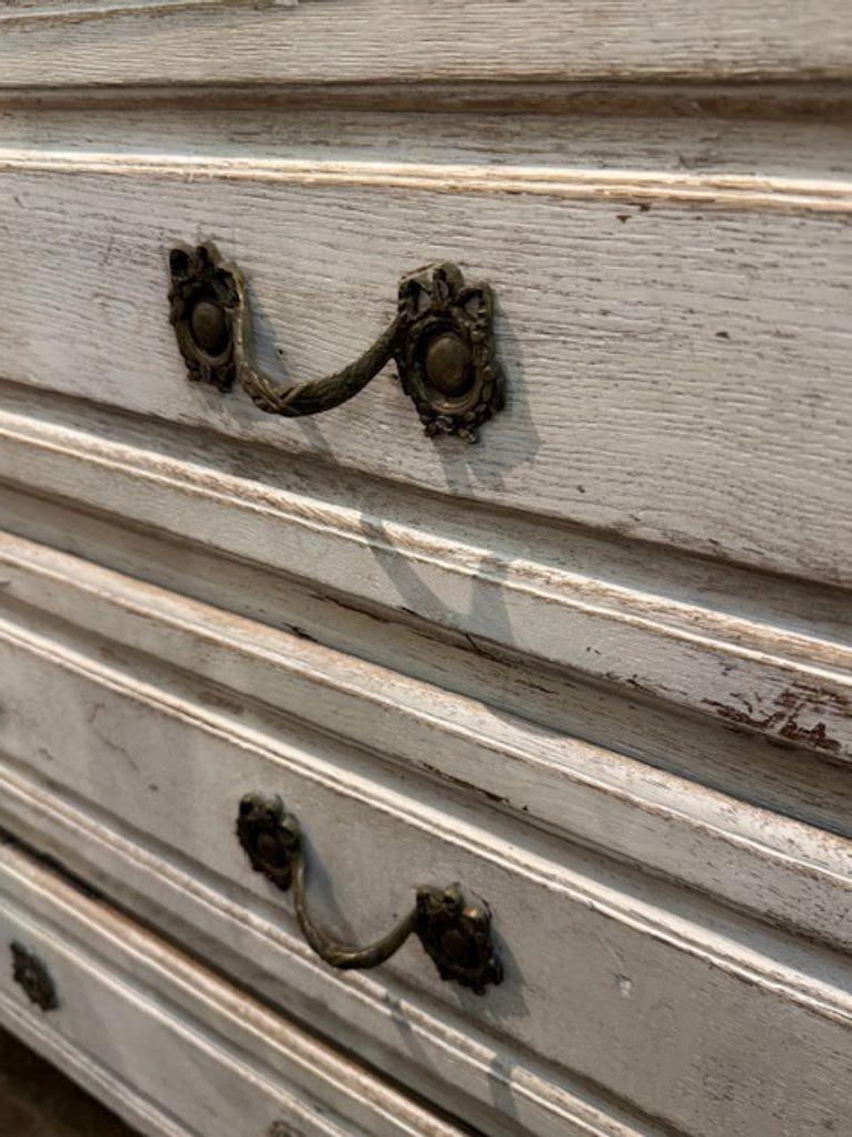 Cómoda francesa Luis XVI de roble pintado en venta 1