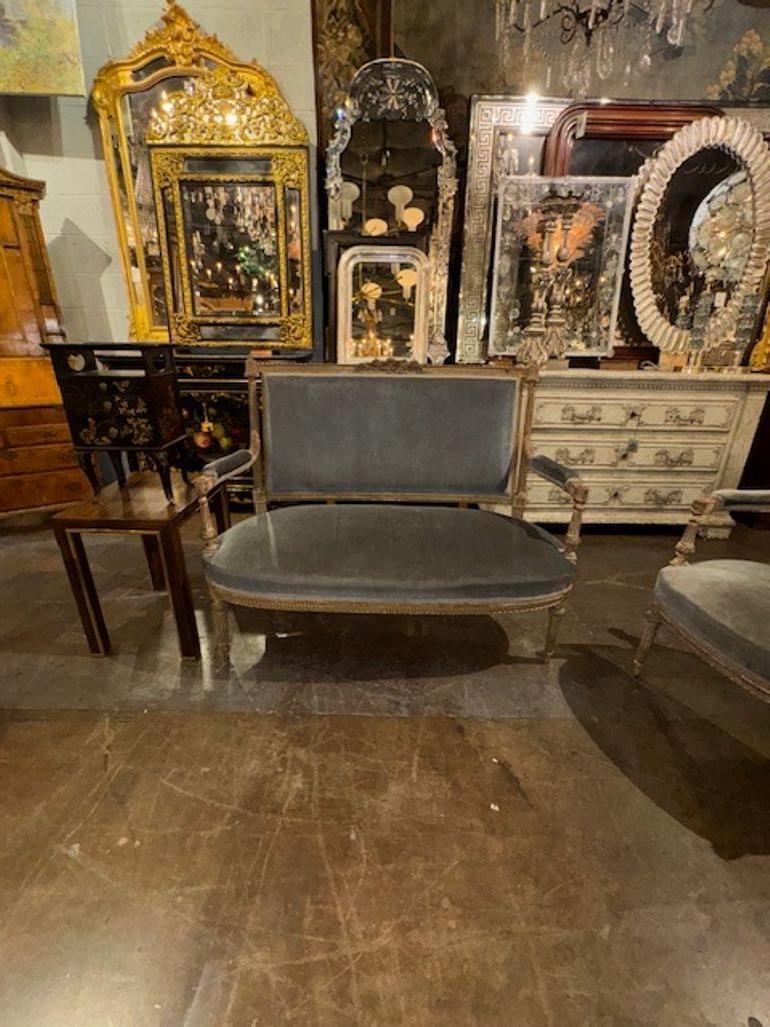 Divano francese Luigi XVI del XIX secolo intagliato e dipinto. Circa 1870. È un classico senza tempo. 50w x 25d x 39h