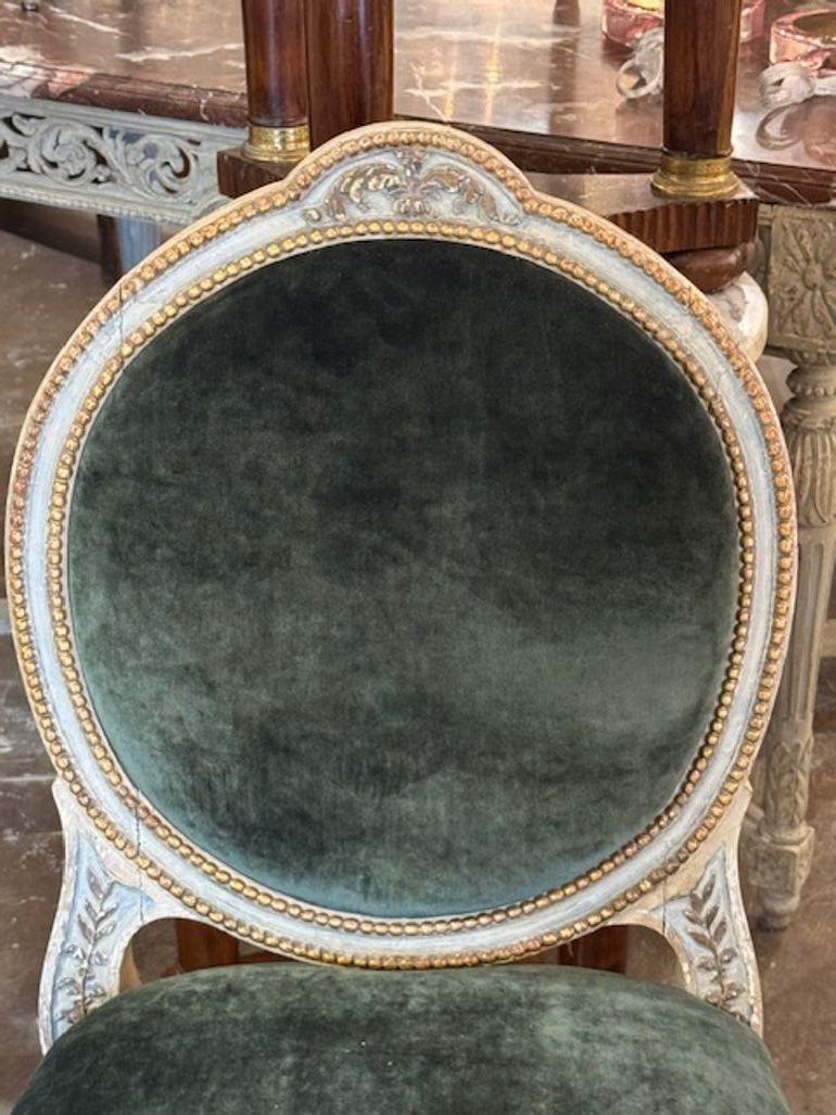 Französische Louis XVI Beistellstühle mit Bemalung (Spätes 19. Jahrhundert) im Angebot