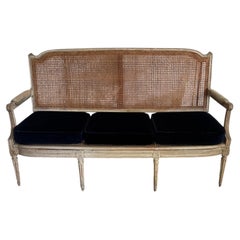 Sofá, canapé o banqueta francés de estilo Luis XVI, de madera pintada y mimbre