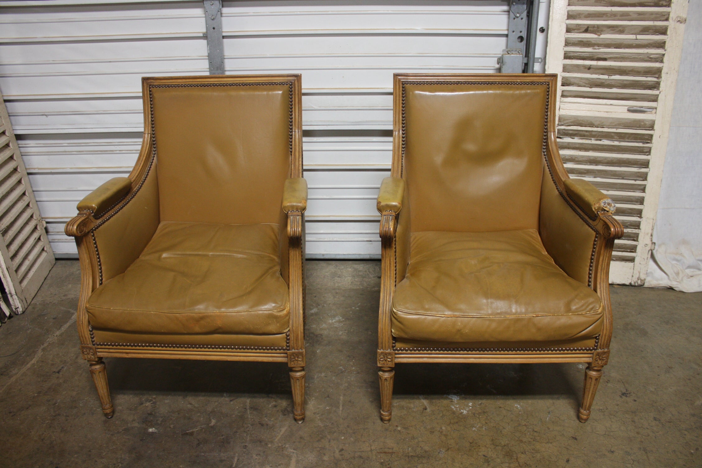 Cette charmante paire de chaises bergères est recouverte de cuir dans le style Louis XVI. Simples et élégants, ils peuvent être placés n'importe où dans la maison.