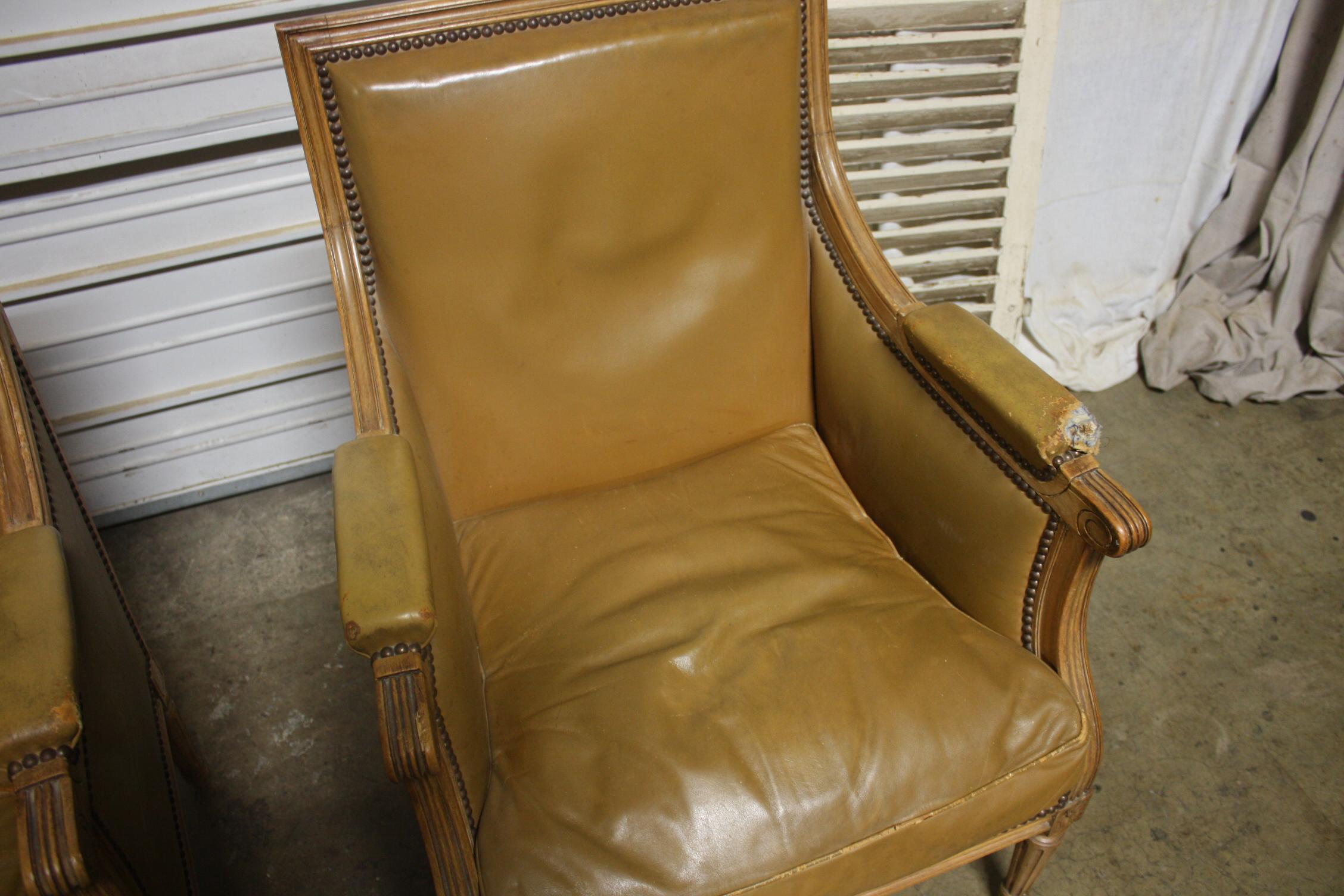 Cuir Paire de chaises bergères françaises Louis XVI en vente