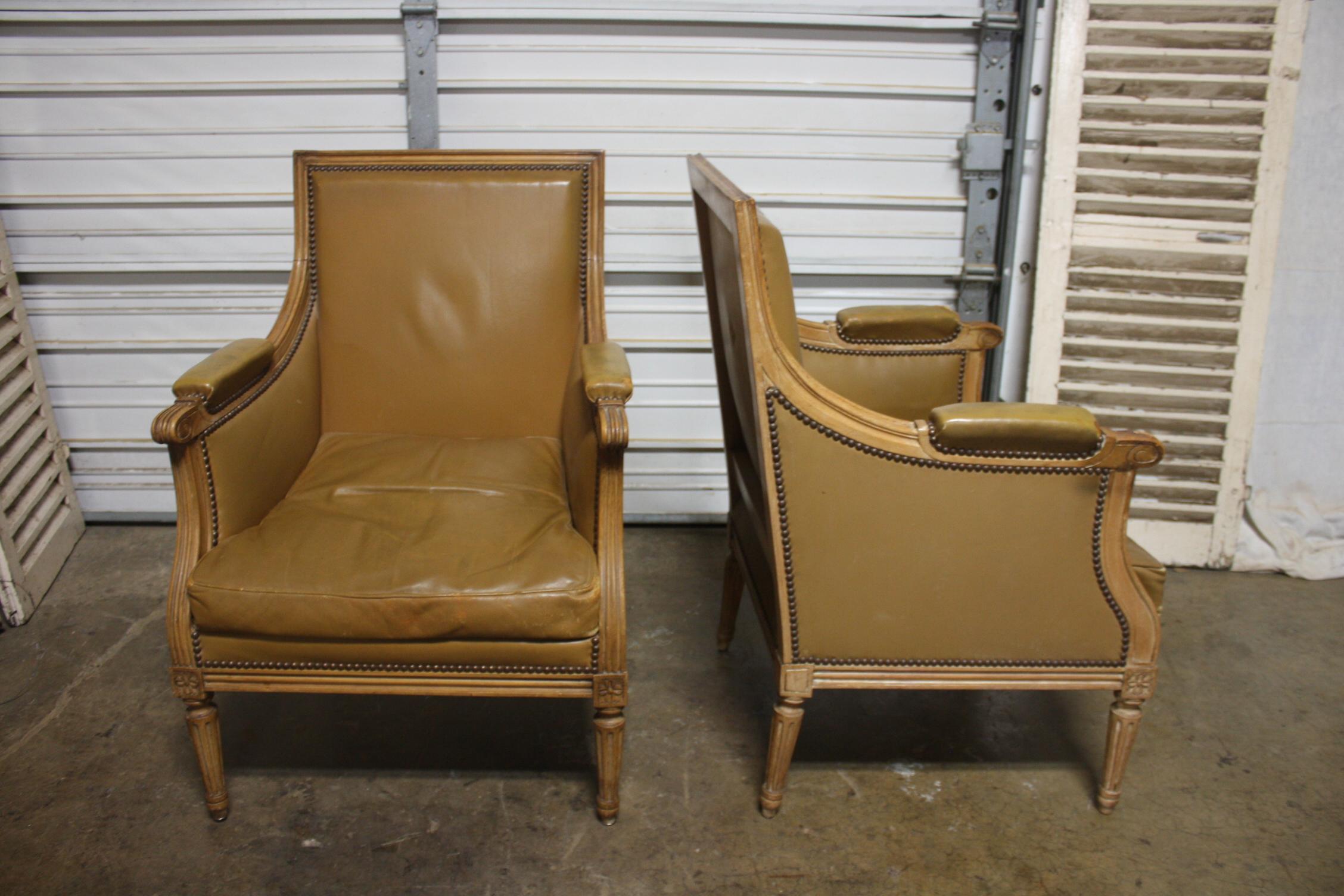 French Louis XVI Pair of Bergere Chairs For Sale 2