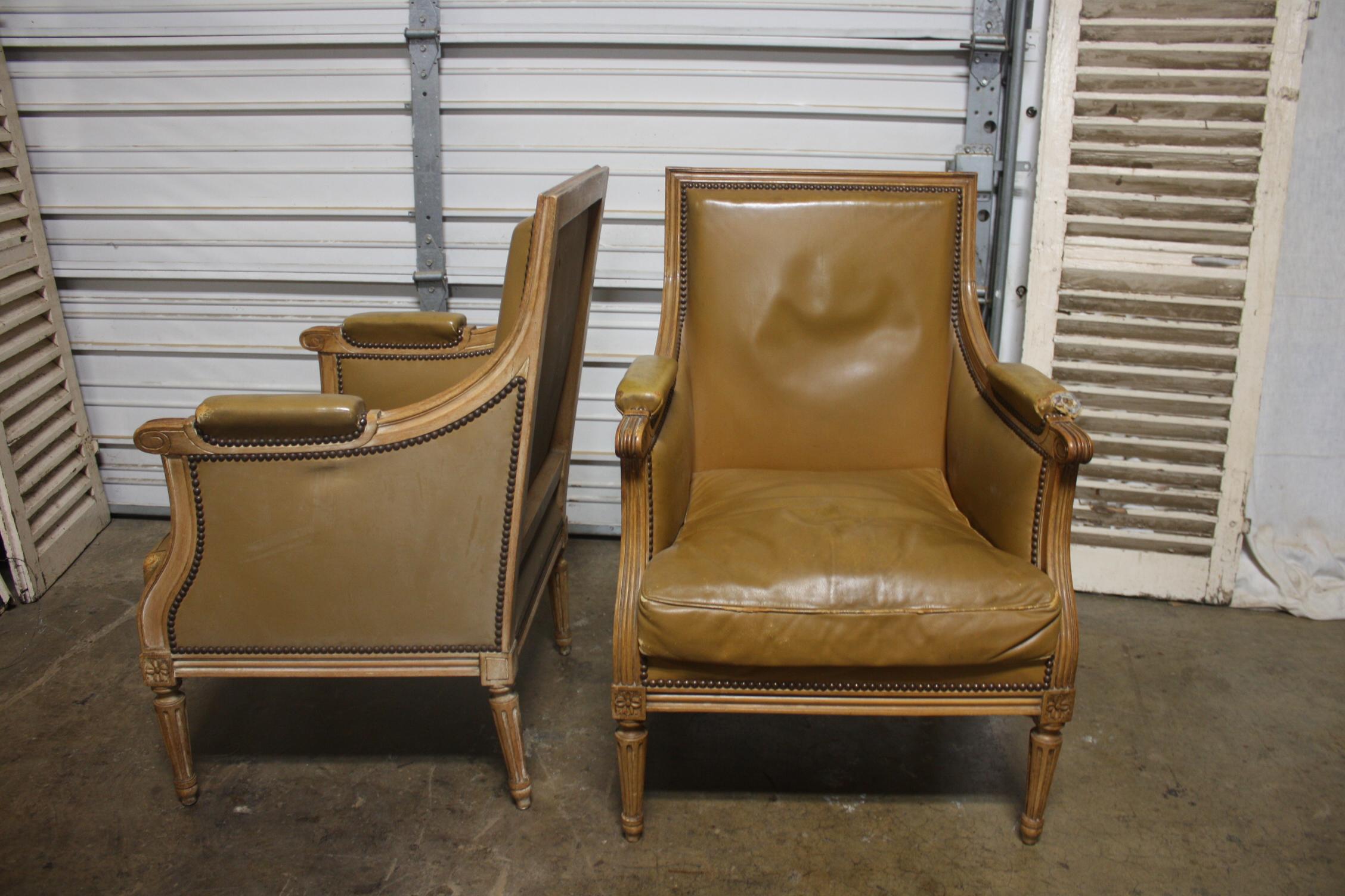French Louis XVI Pair of Bergere Chairs For Sale 3