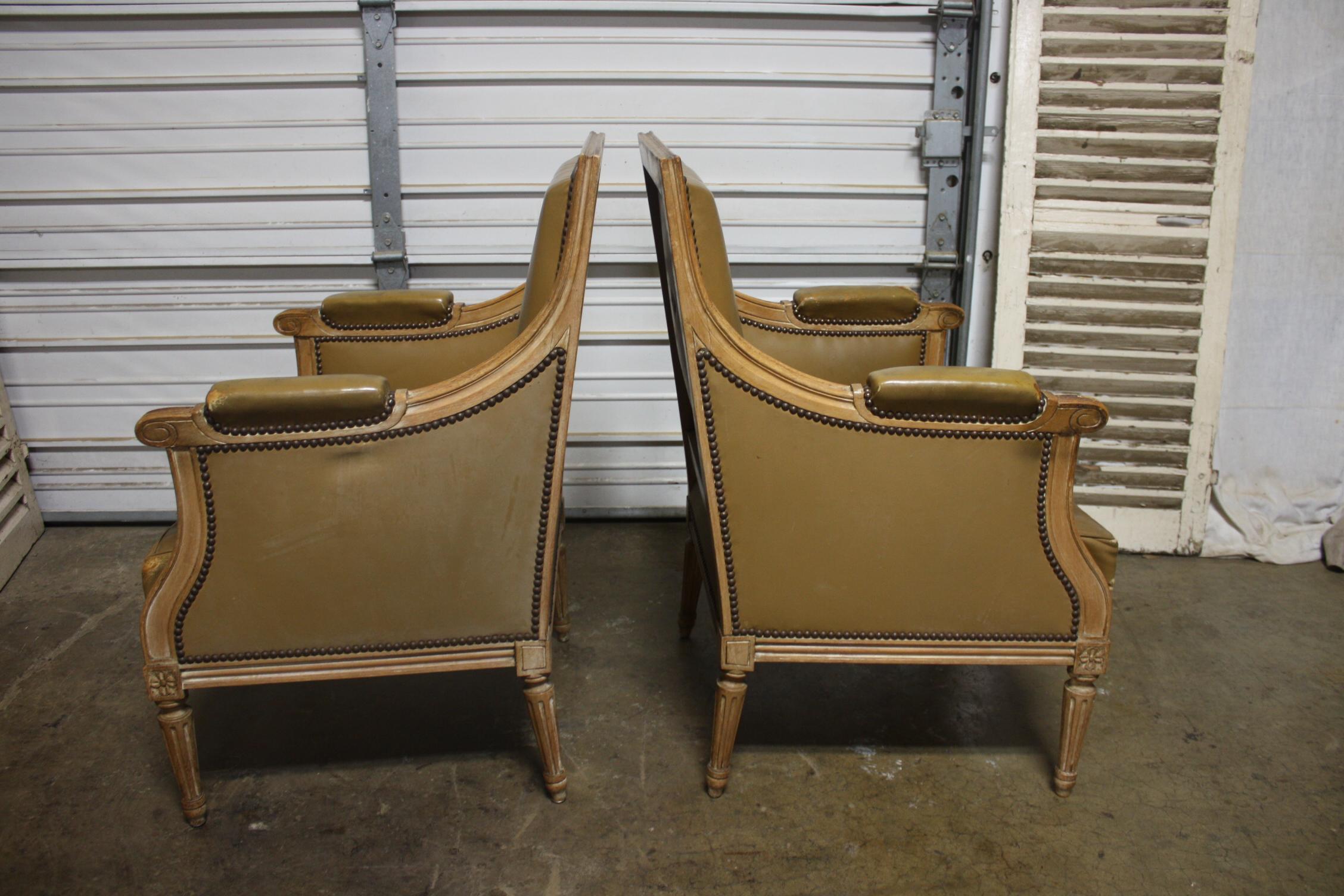 French Louis XVI Pair of Bergere Chairs For Sale 4