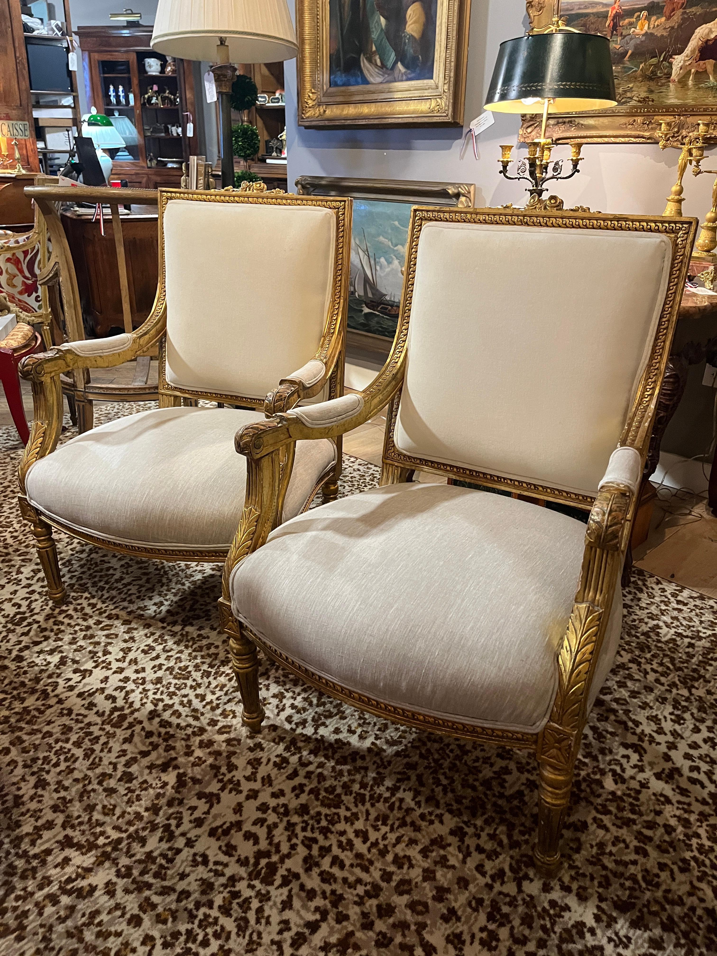 Français Paire de Fauteuils à La Reine de style Louis XVI en vermeil en vente