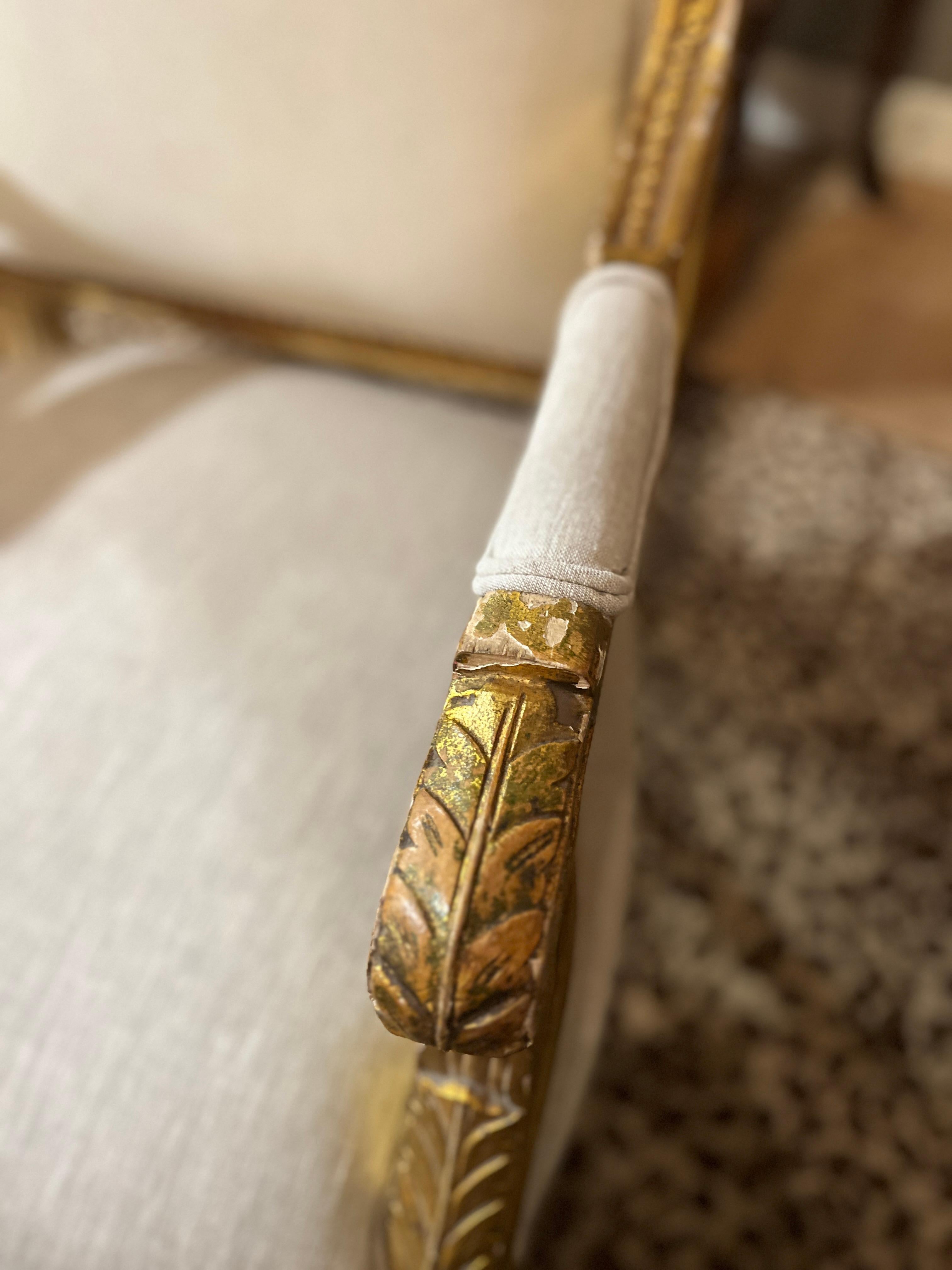 XVIIIe siècle et antérieur Paire de Fauteuils à La Reine de style Louis XVI en vermeil en vente