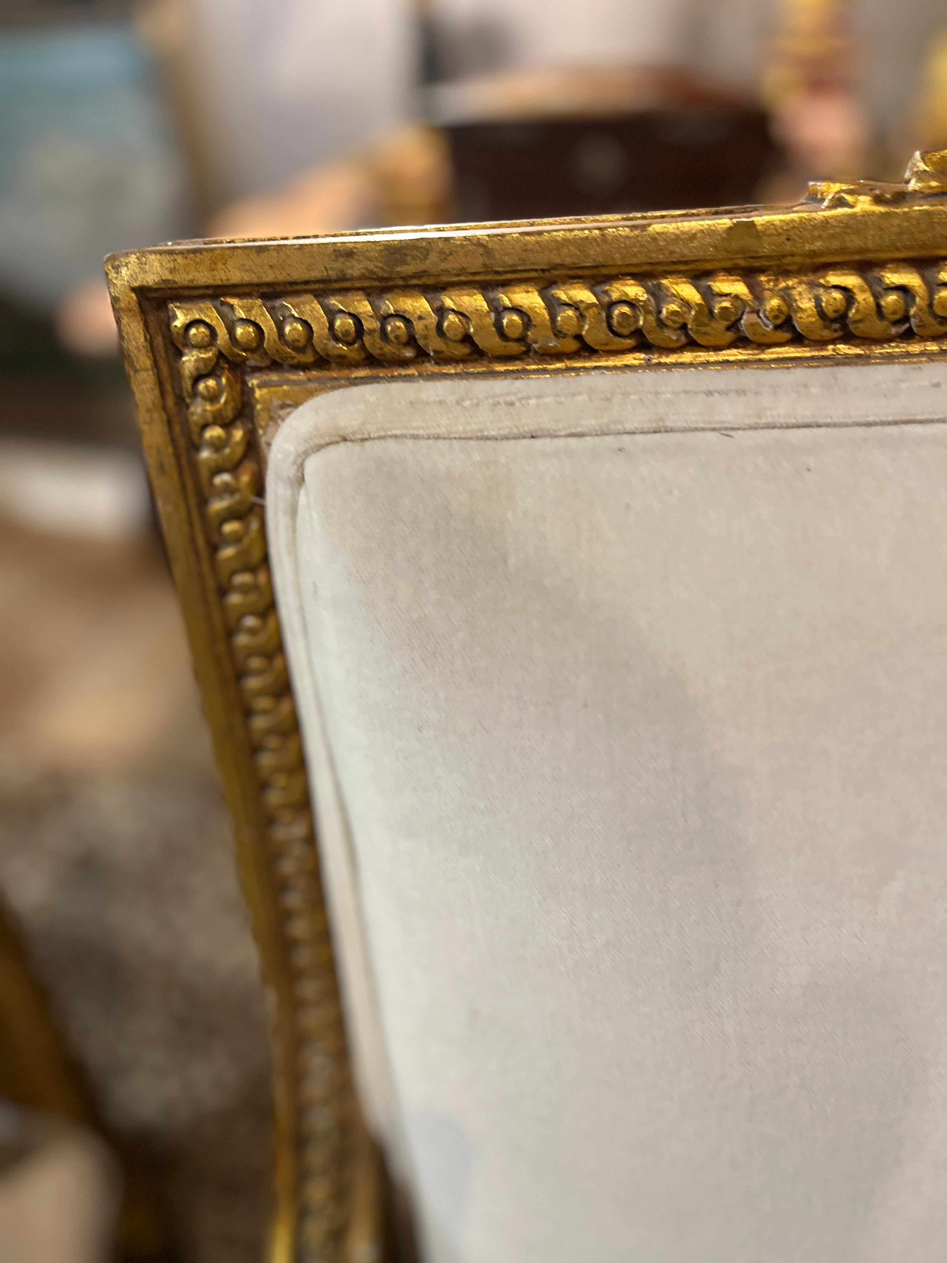 Bois doré Paire de Fauteuils à La Reine de style Louis XVI en vermeil en vente