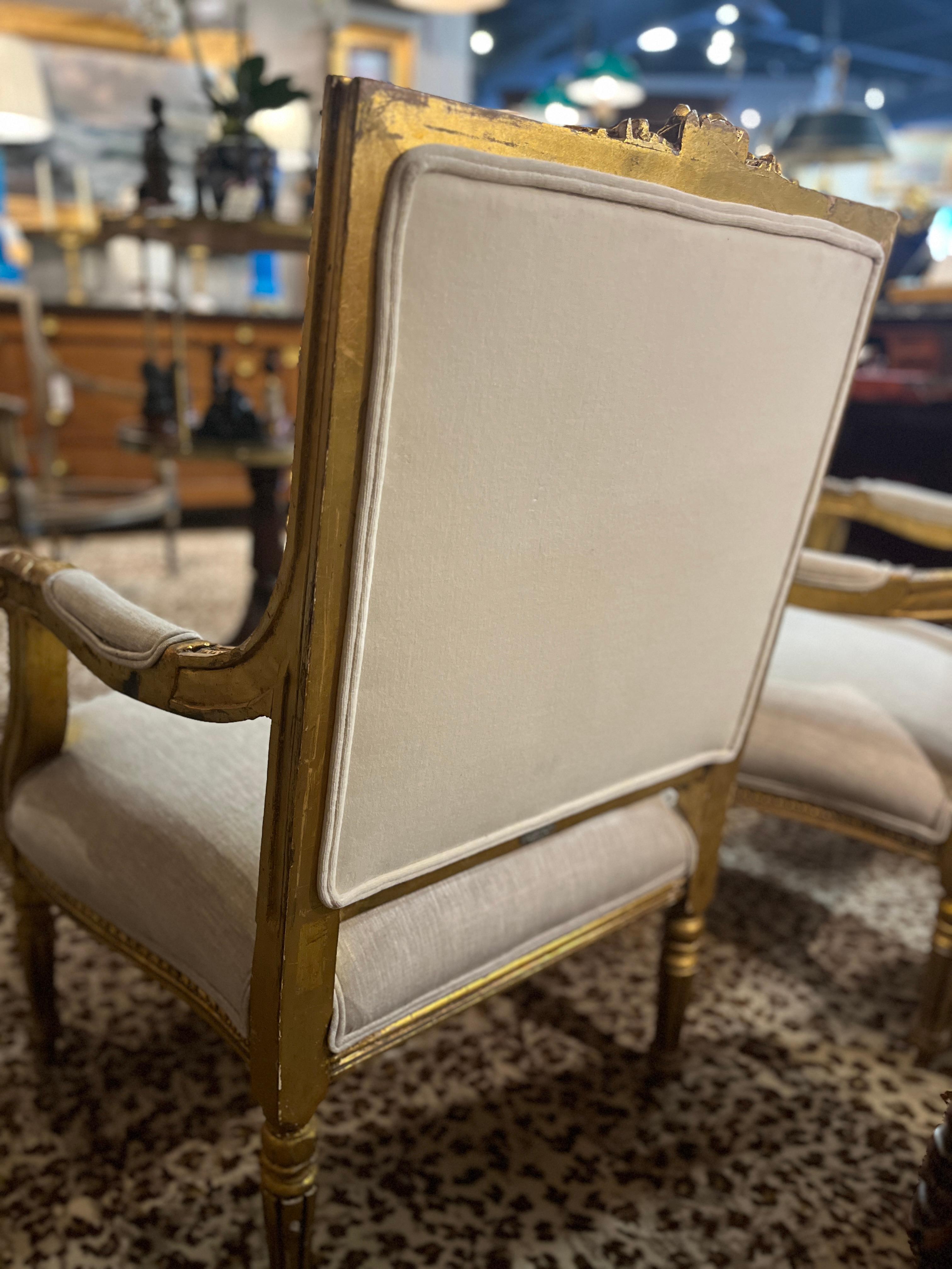 Paire de Fauteuils à La Reine de style Louis XVI en vermeil en vente 3