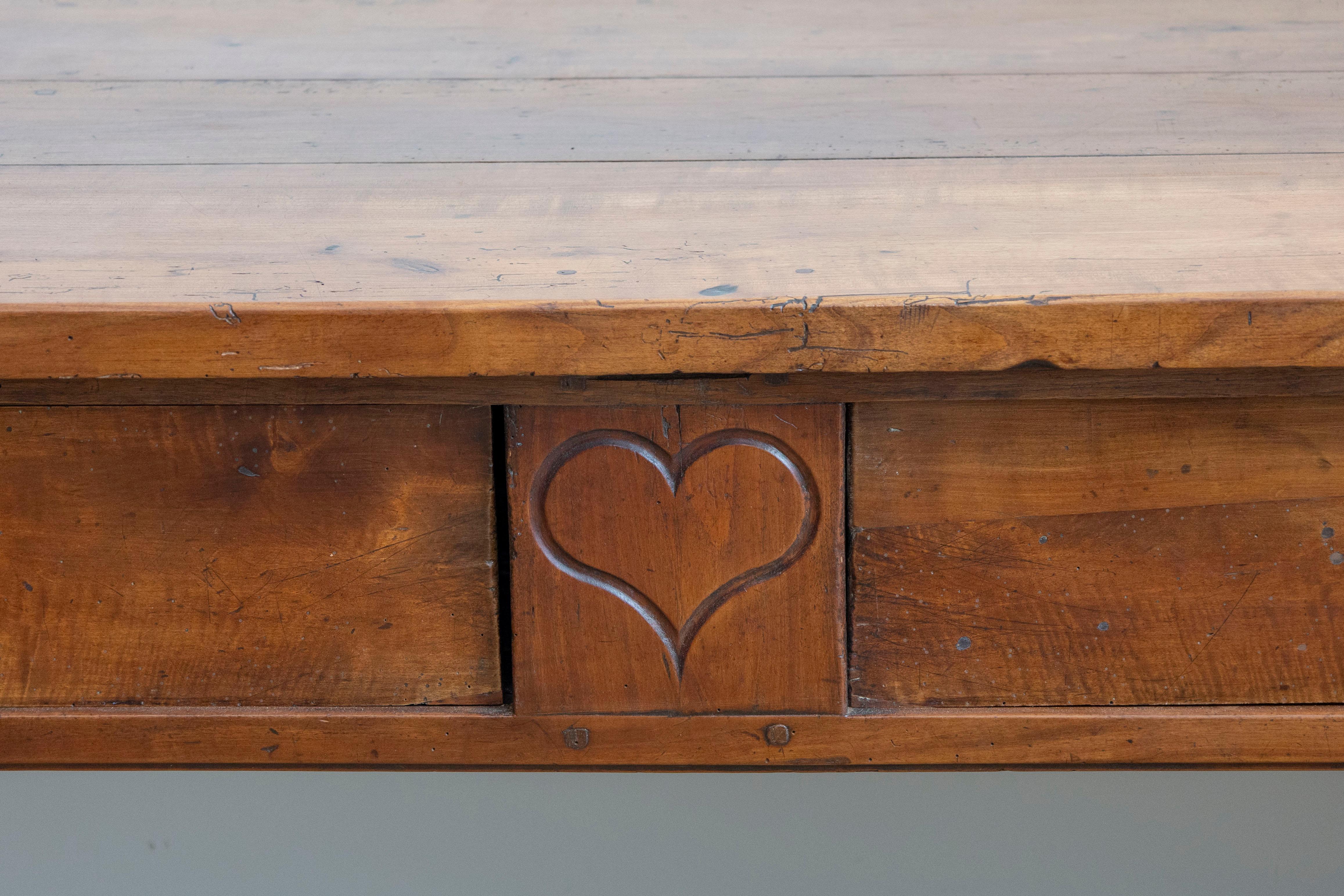 French Louis XVI Period 1790s Farm Table with Sliding Panels and Carved Heart Bon état - En vente à Atlanta, GA