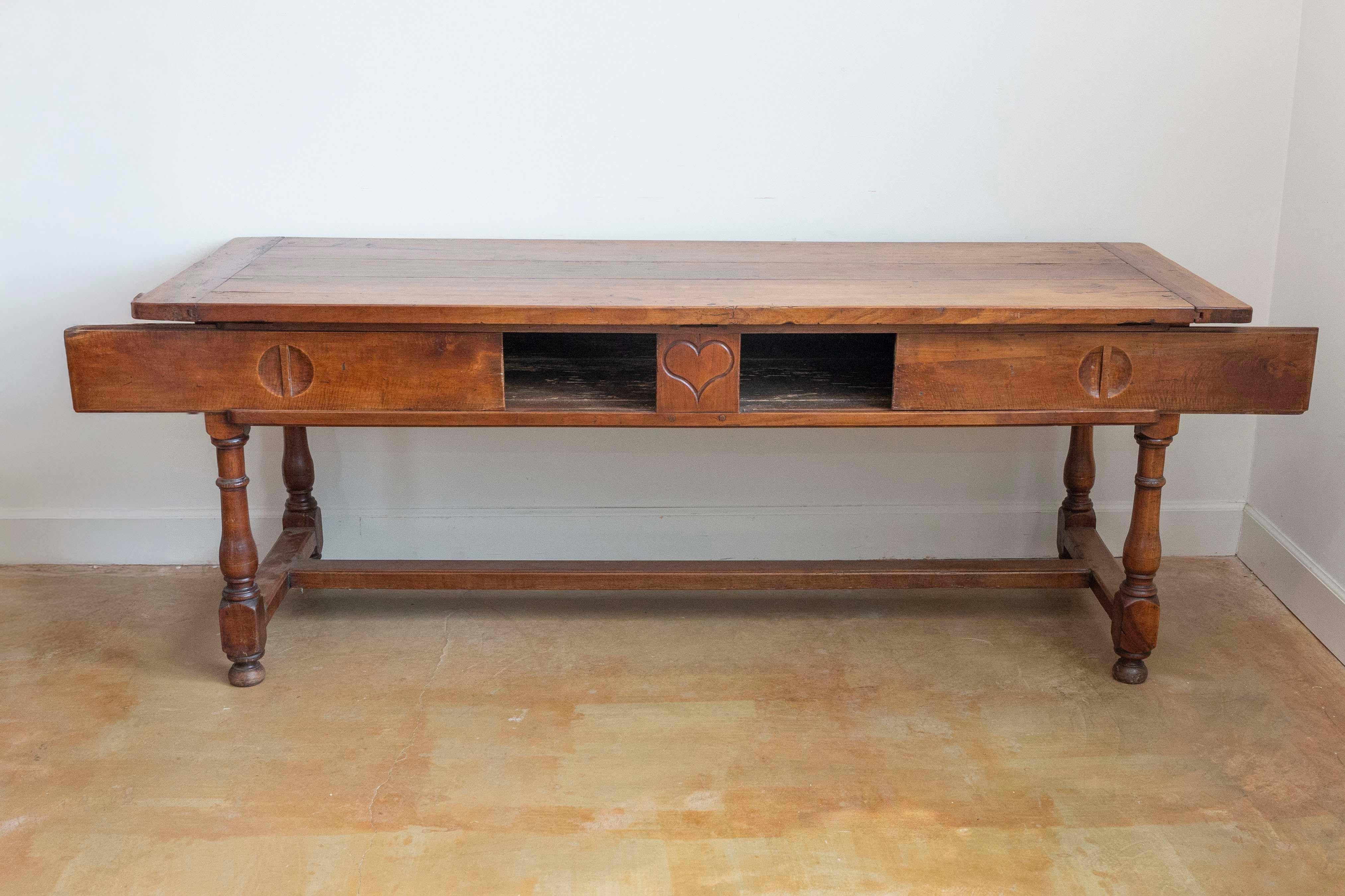 French Louis XVI Period 1790s Farm Table with Sliding Panels and Carved Heart en vente 1