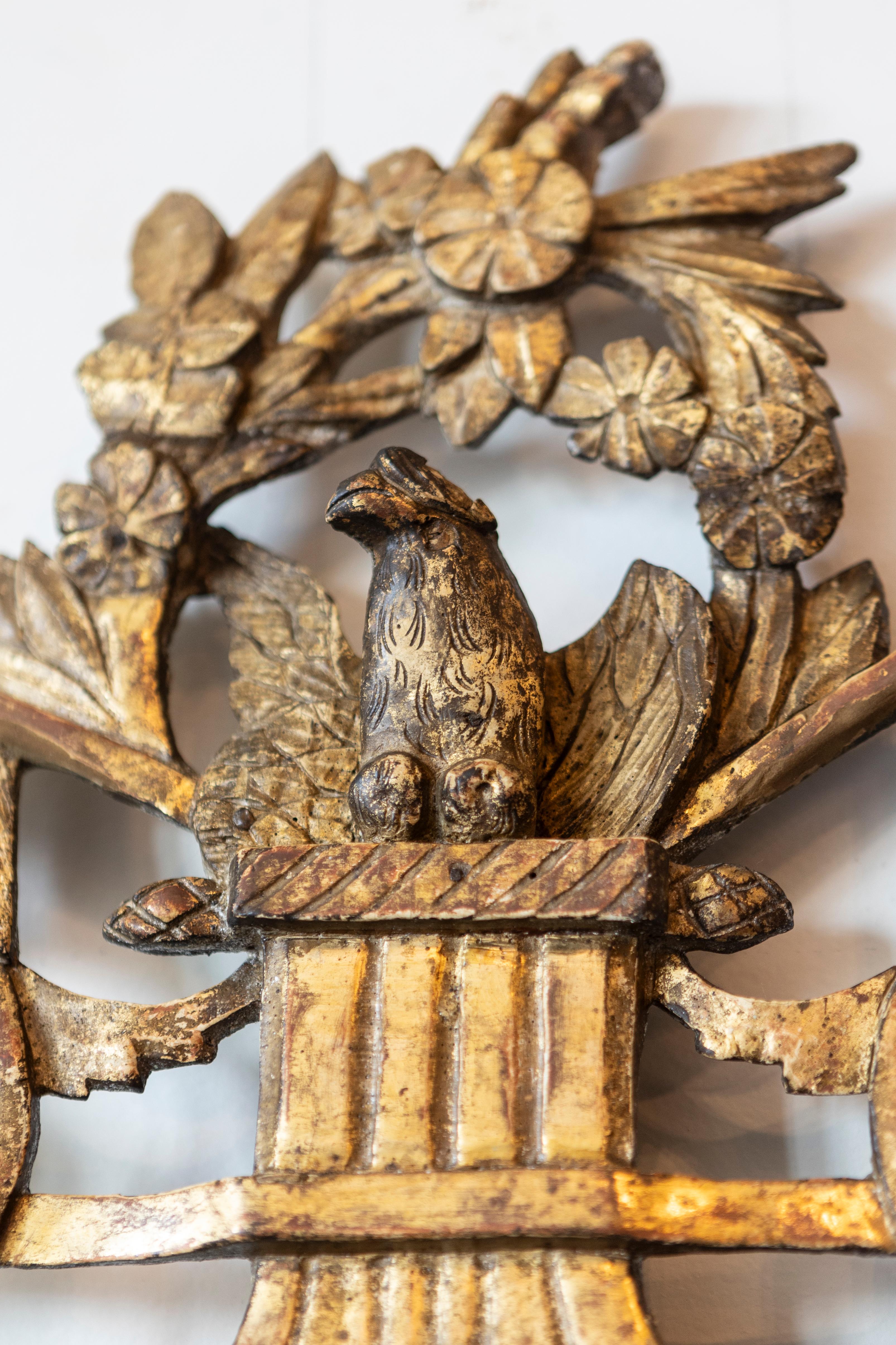 French Louis XVI Period 1790s Giltwood Mirror with Carved Bird and Flags For Sale 1