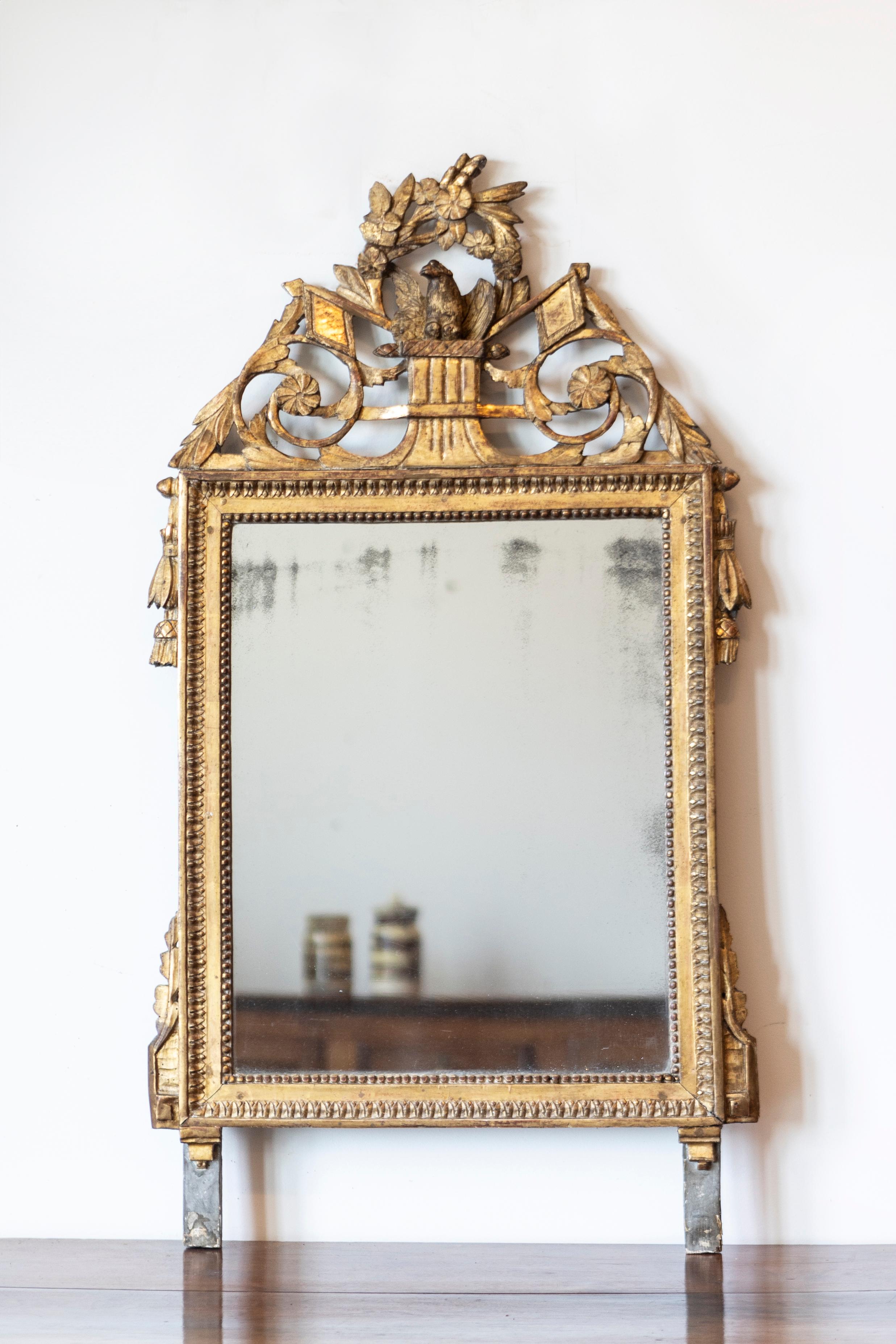 French Louis XVI Period 1790s Giltwood Mirror with Carved Bird and Flags For Sale 2