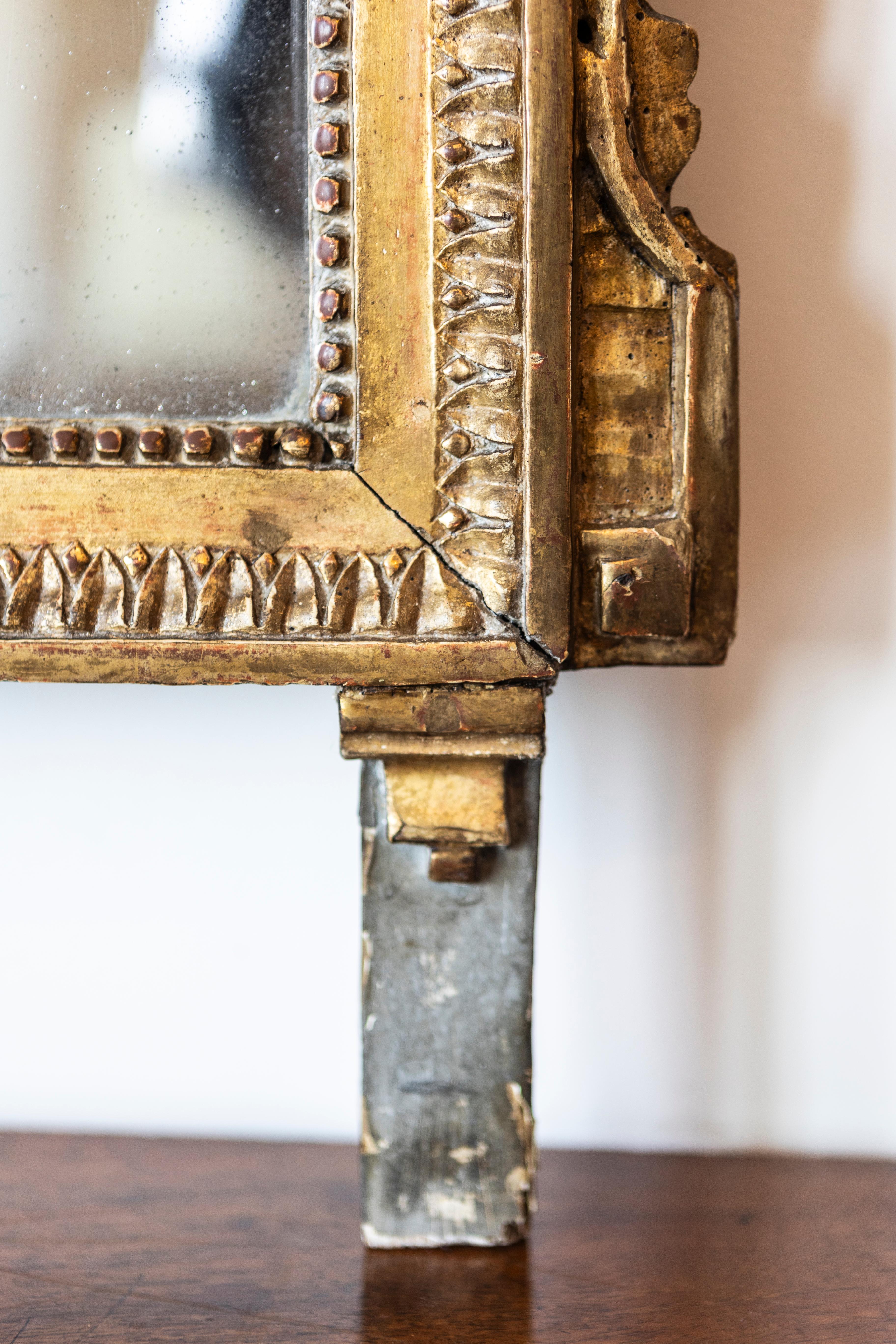 French Louis XVI Period 1790s Giltwood Mirror with Carved Bird and Flags For Sale 4