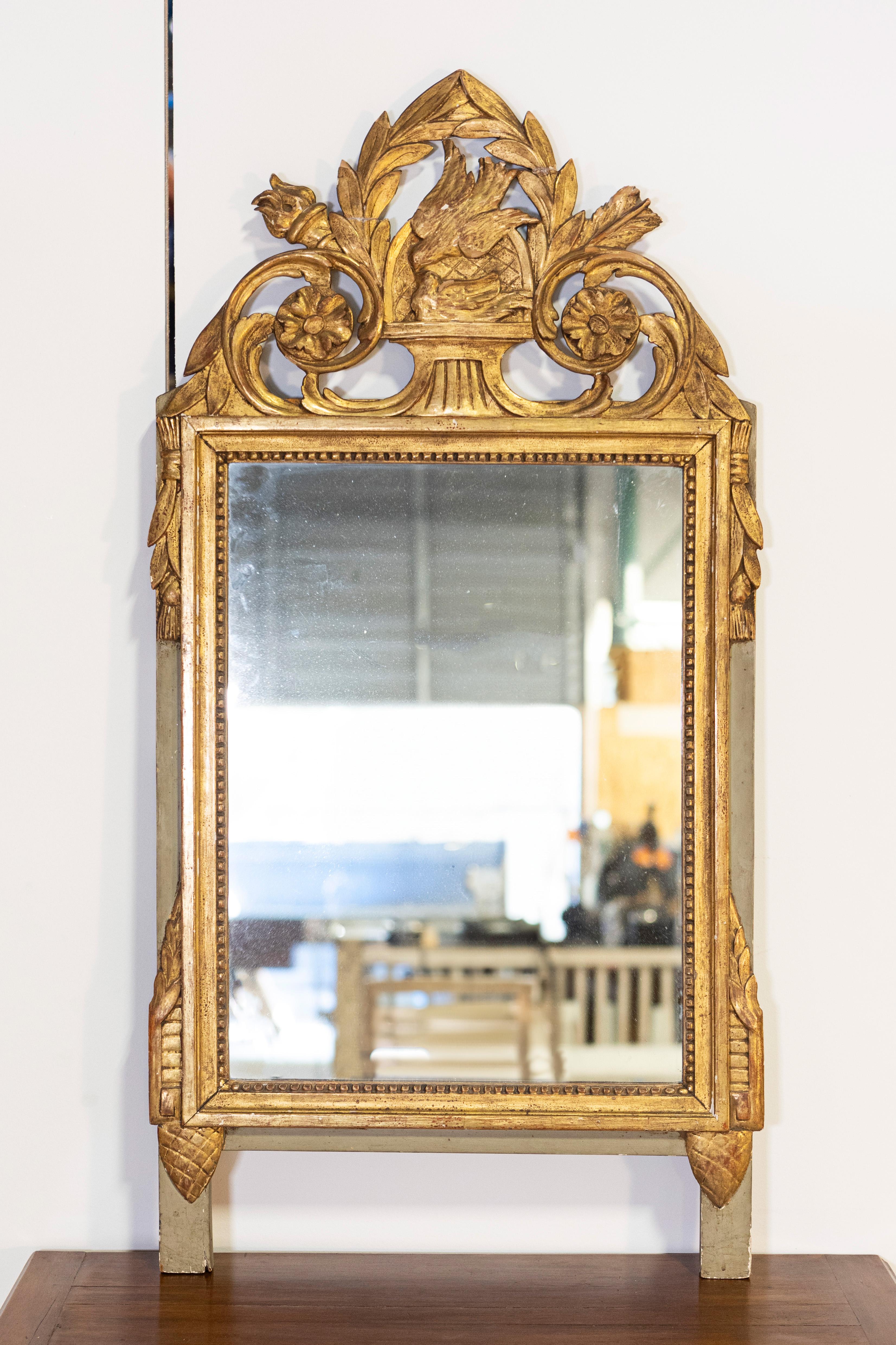 French Louis XVI Period 1790s Giltwood Wall Mirror with Carved Kissing Doves In Good Condition For Sale In Atlanta, GA