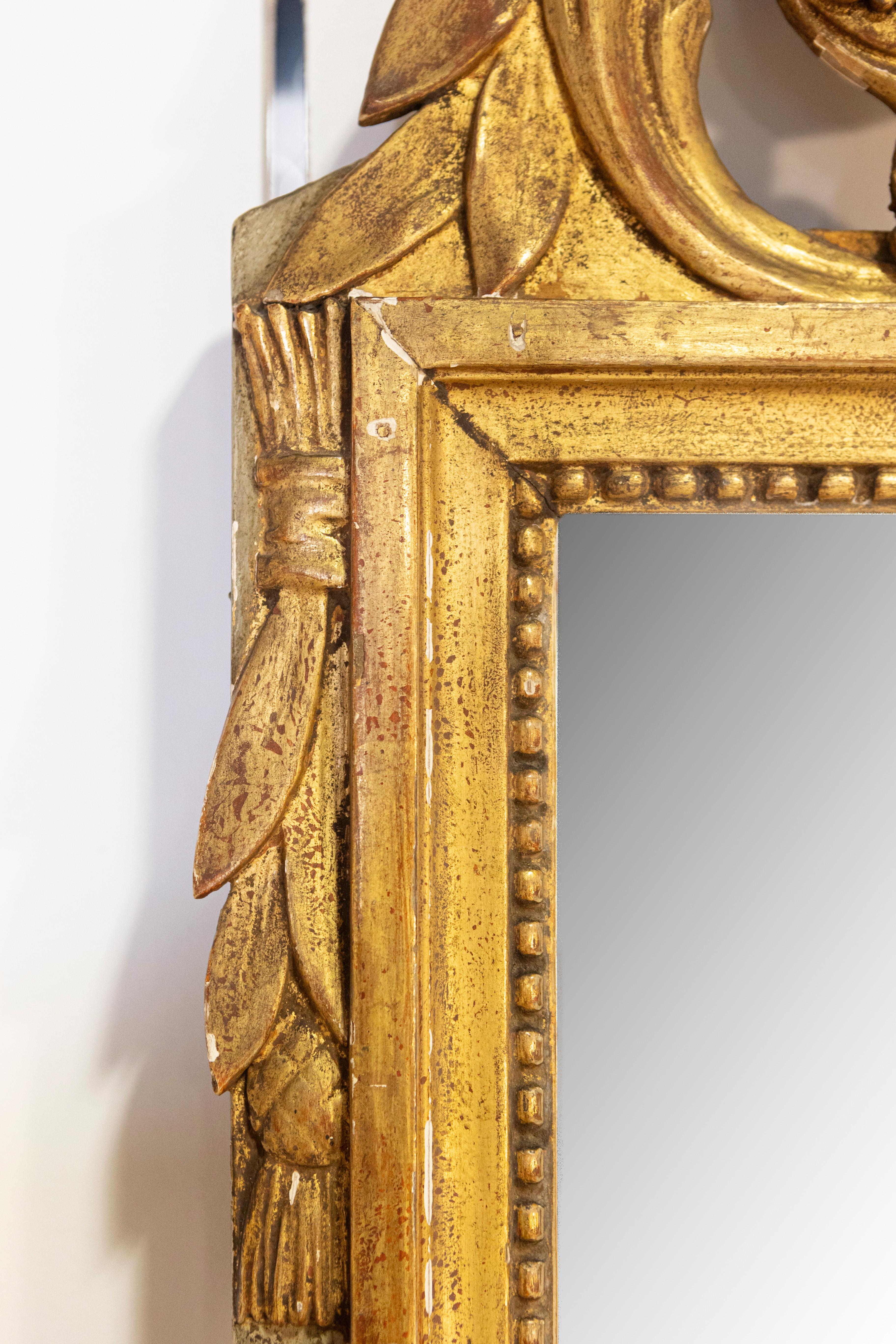 French Louis XVI Period 1790s Giltwood Wall Mirror with Carved Kissing Doves For Sale 2