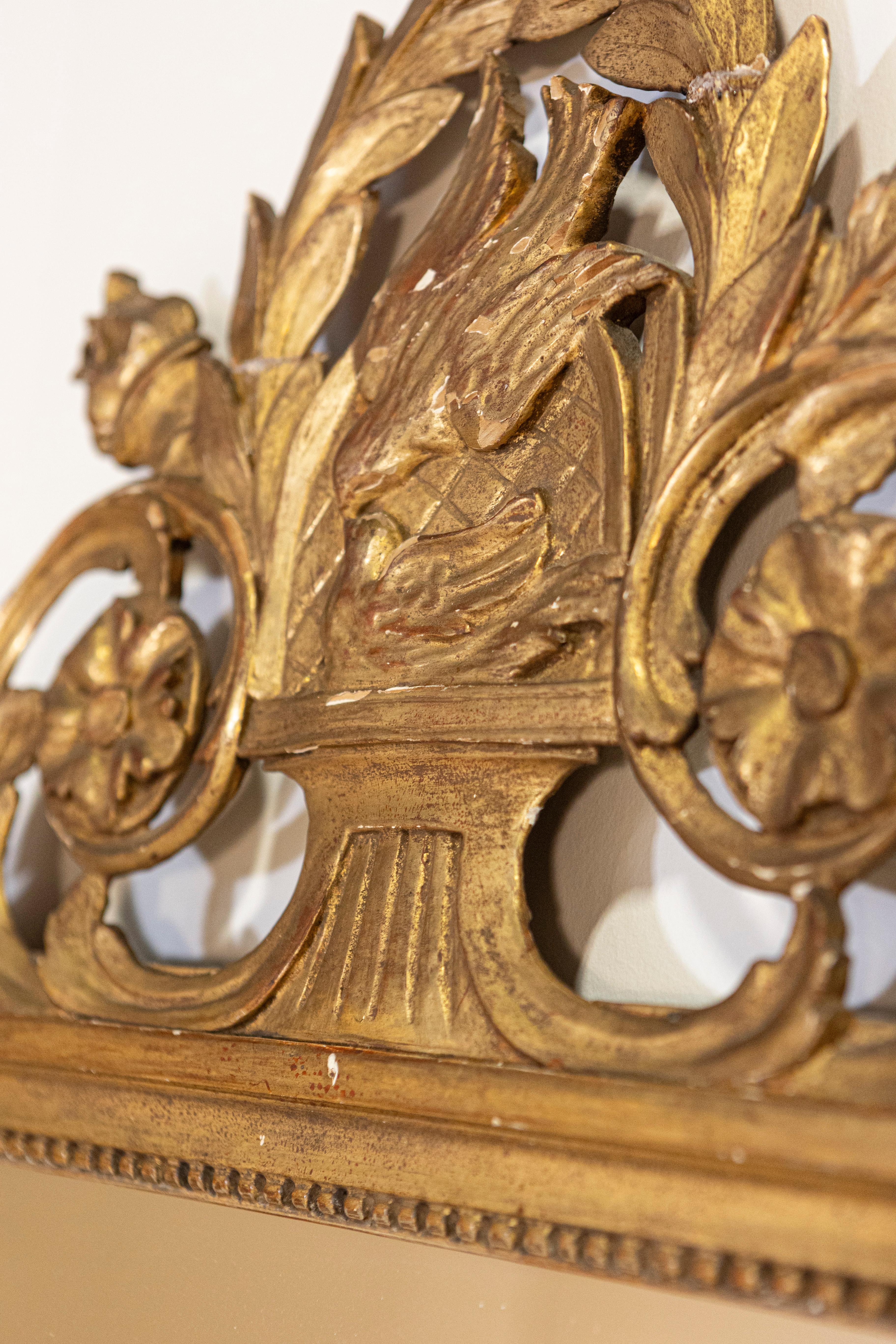 French Louis XVI Period 1790s Giltwood Wall Mirror with Carved Kissing Doves For Sale 3