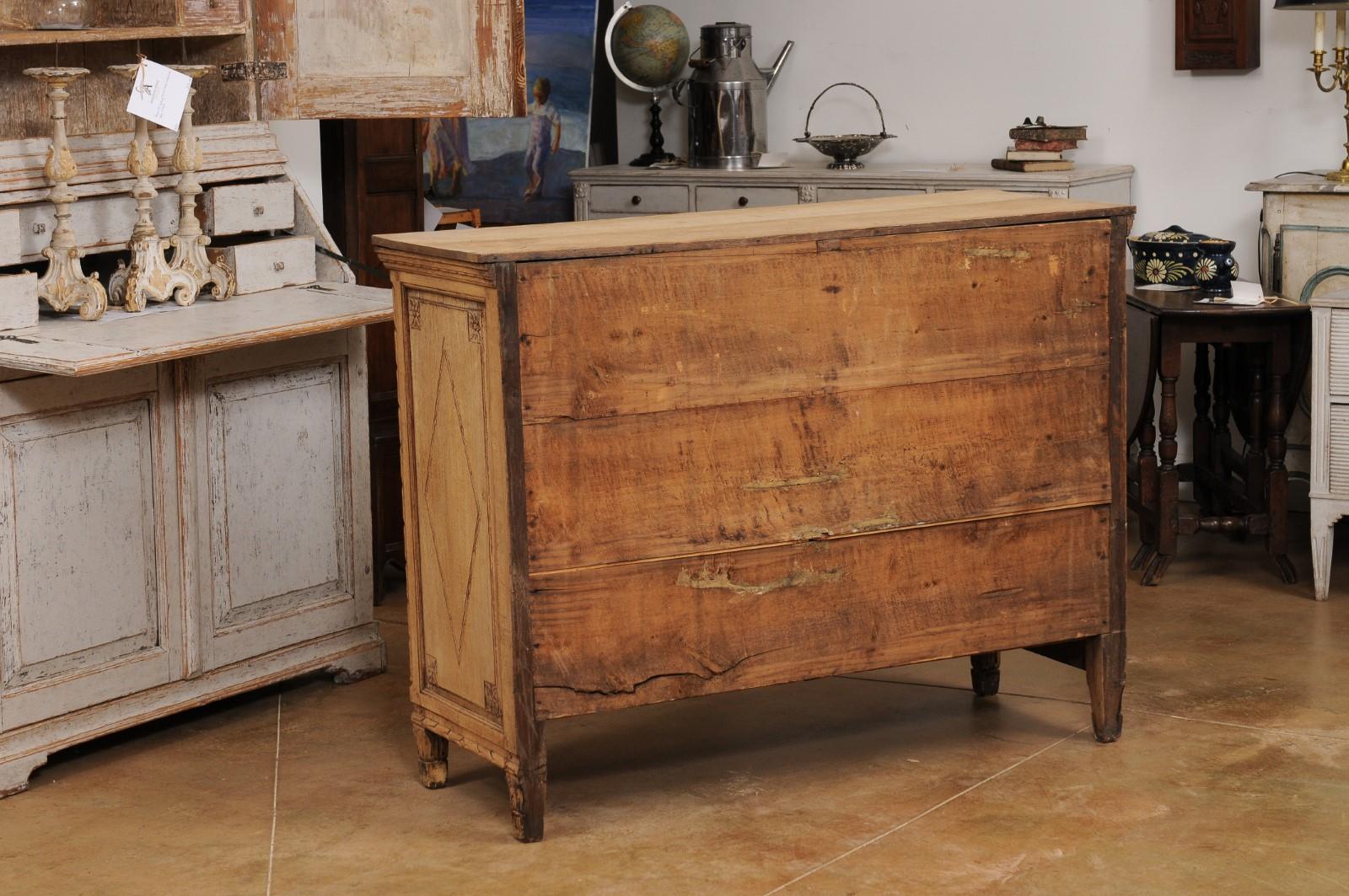 French Louis XVI Period 1790s Natural Oak Four-Drawer Commode with Carved Décor For Sale 7