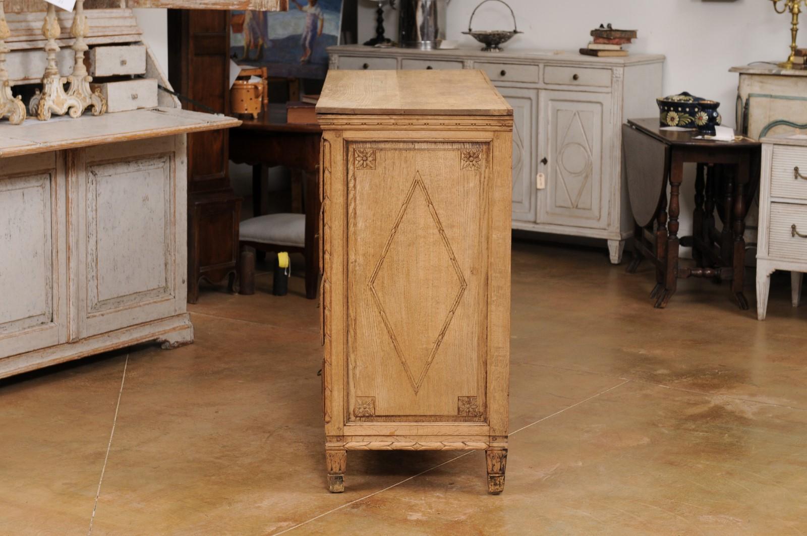 French Louis XVI Period 1790s Natural Oak Four-Drawer Commode with Carved Décor For Sale 8