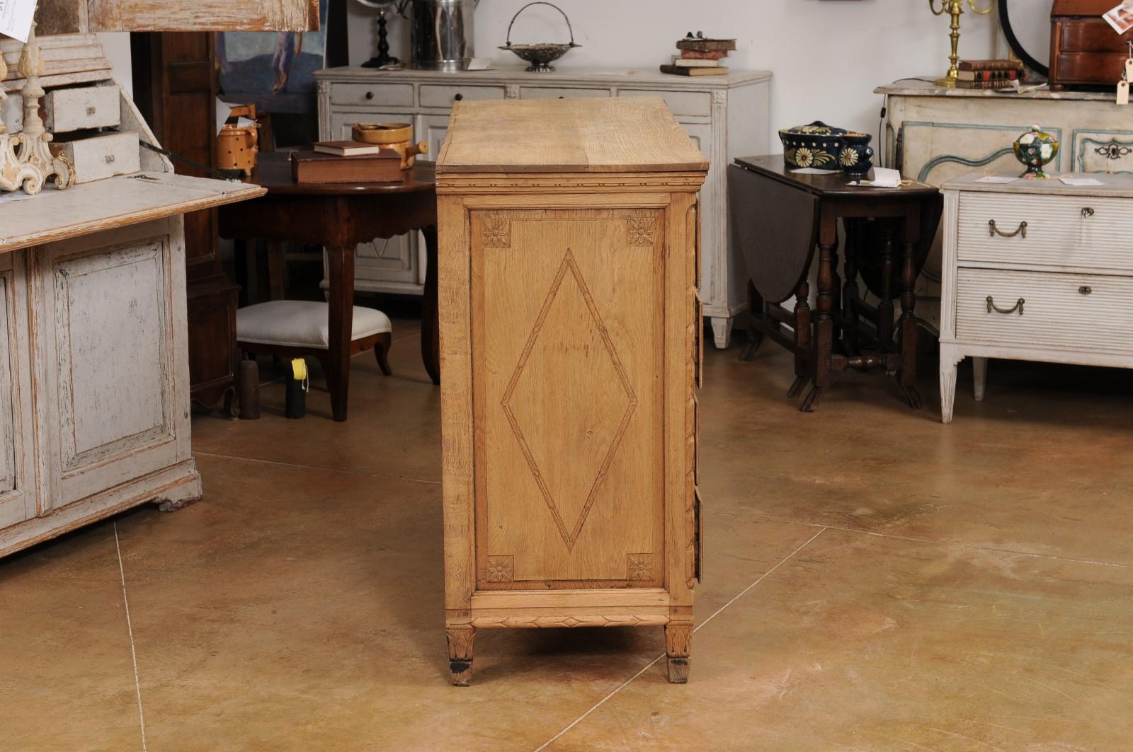 French Louis XVI Period 1790s Natural Oak Four-Drawer Commode with Carved Décor For Sale 4