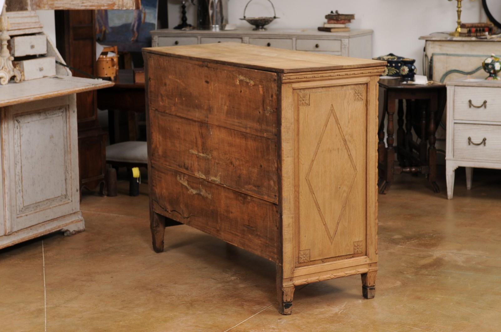 French Louis XVI Period 1790s Natural Oak Four-Drawer Commode with Carved Décor For Sale 5