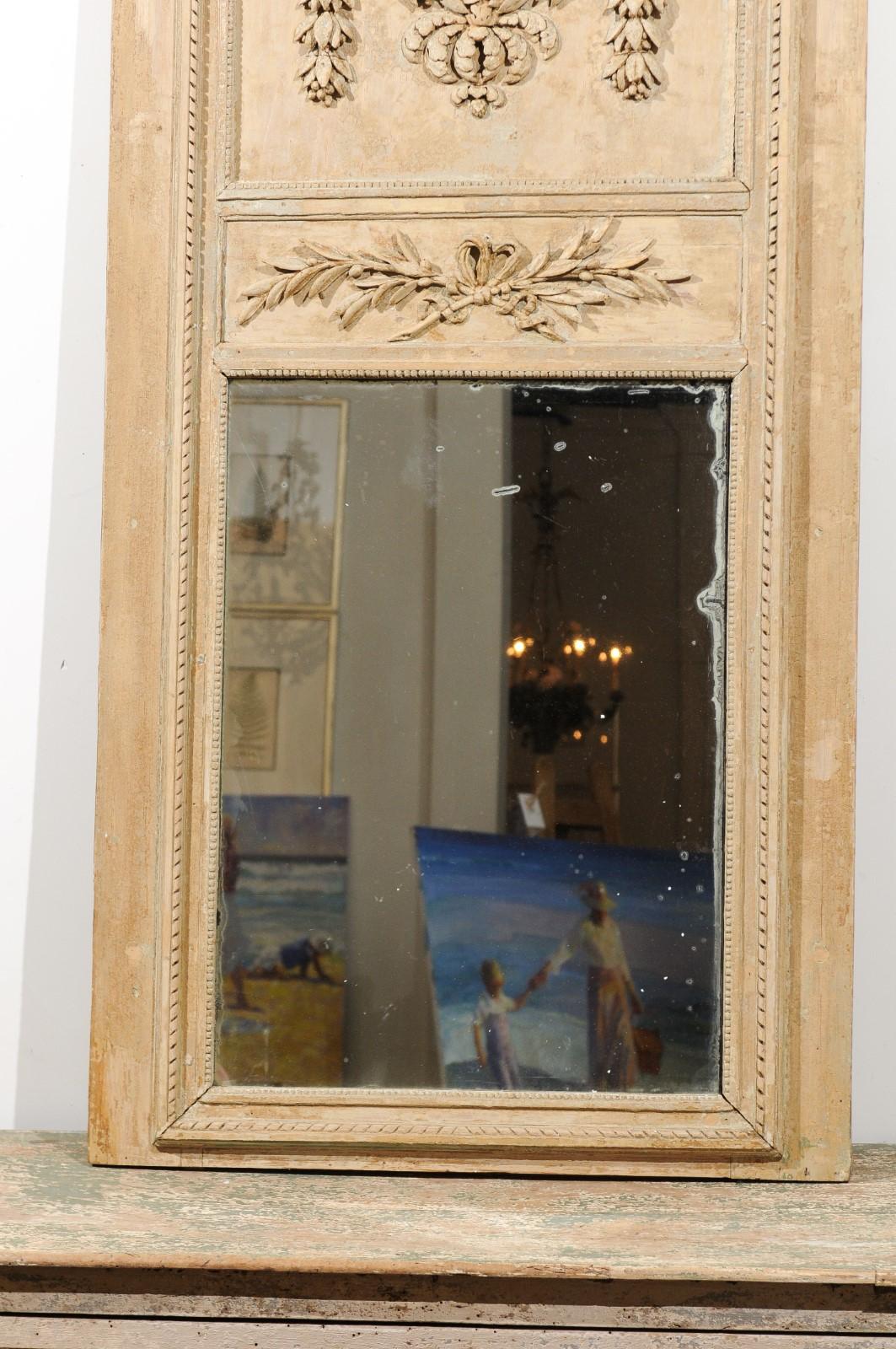 Französischer Trumeau-Spiegel aus bemaltem Holz mit Schnörkelmotiven, Louis XVI.-Periode 1790er Jahre (Gemalt) im Angebot