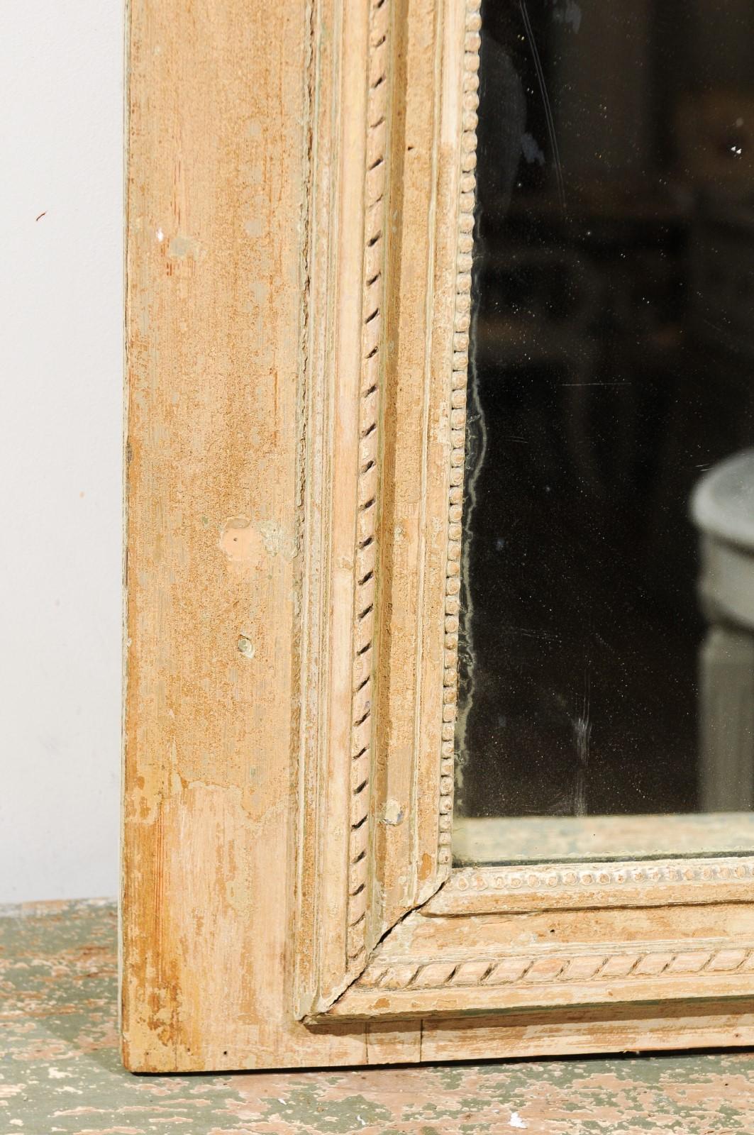 Französischer Trumeau-Spiegel aus bemaltem Holz mit Schnörkelmotiven, Louis XVI.-Periode 1790er Jahre im Angebot 3