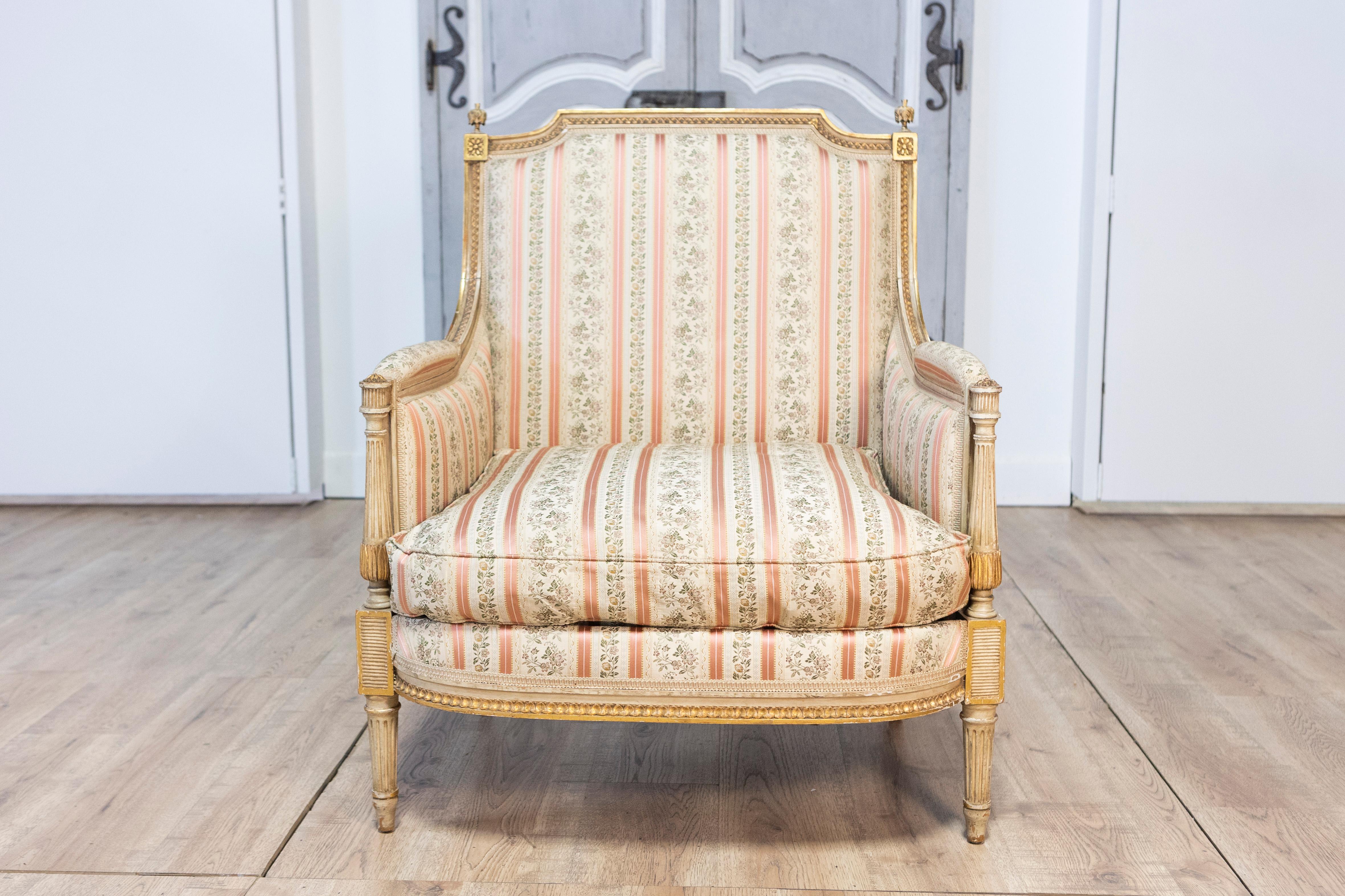French Louis XVI Period 1790s Parcel Gilt Marquise Chair with Carved Décor In Good Condition In Atlanta, GA