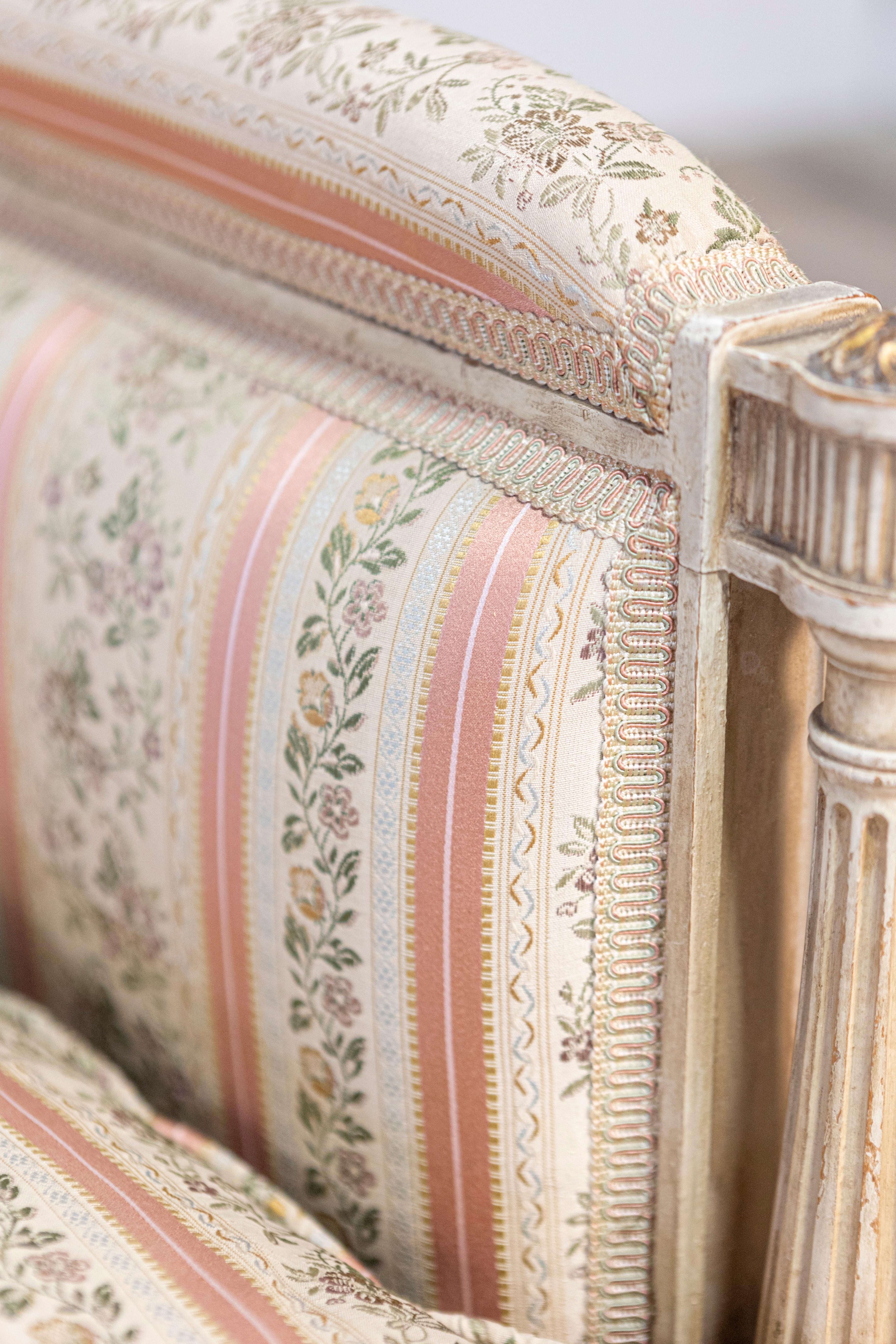 French Louis XVI Period 1790s Parcel Gilt Marquise Chair with Carved Décor 1